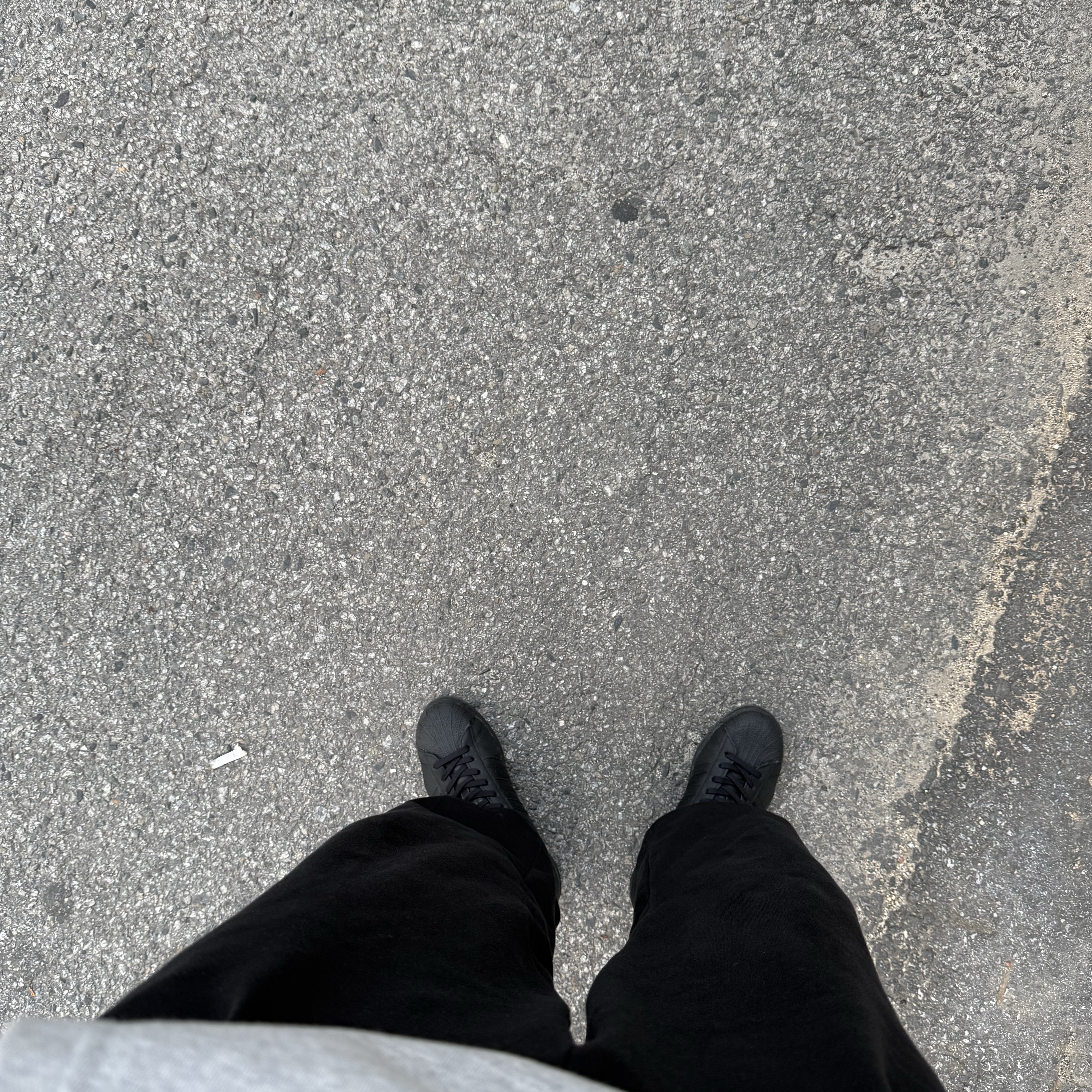 Adidas Superstar Triple Black 착용 스타일