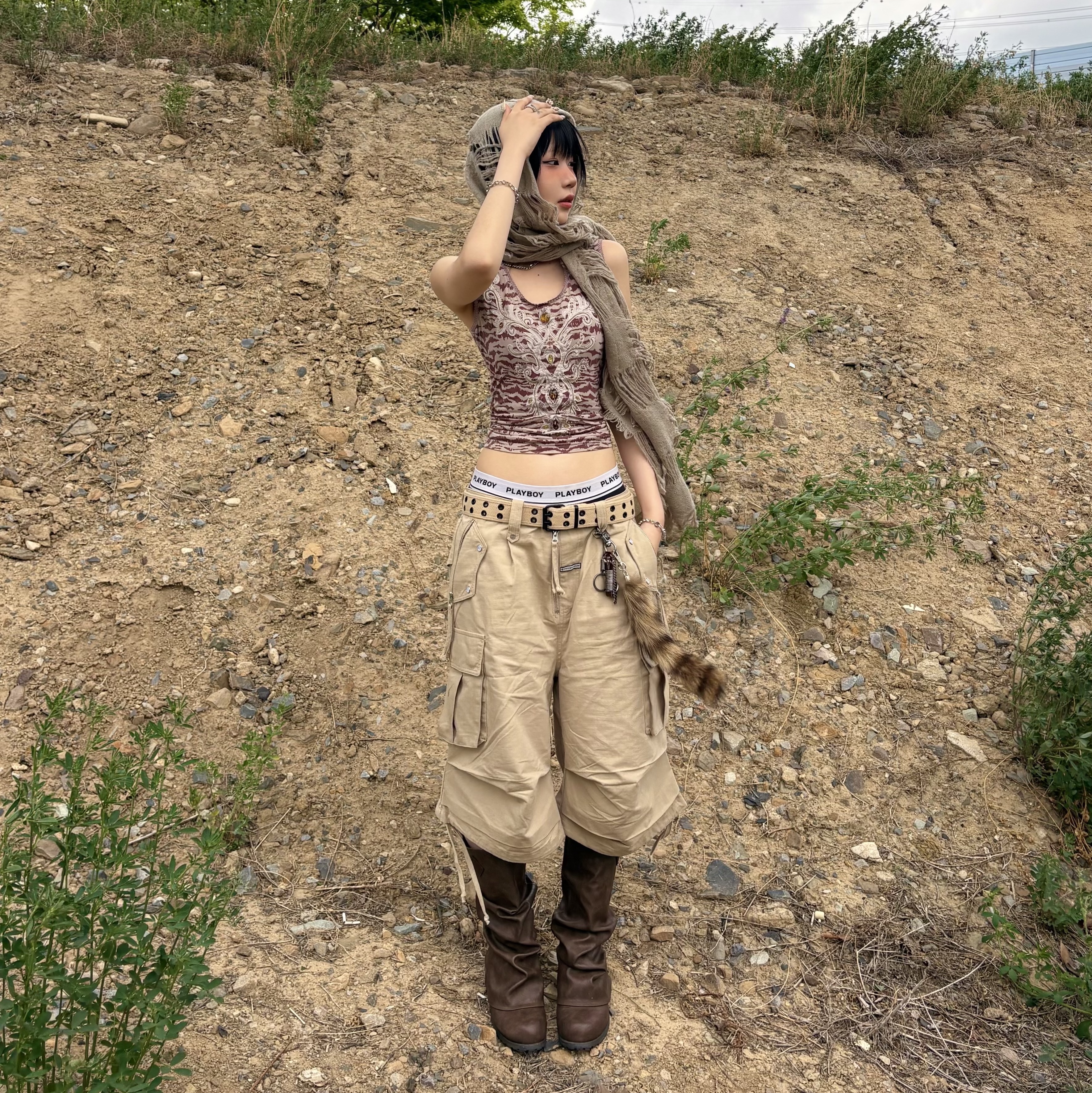 Thevinylhouse Western Cargo Shorts Beige 착용 스타일 - 1