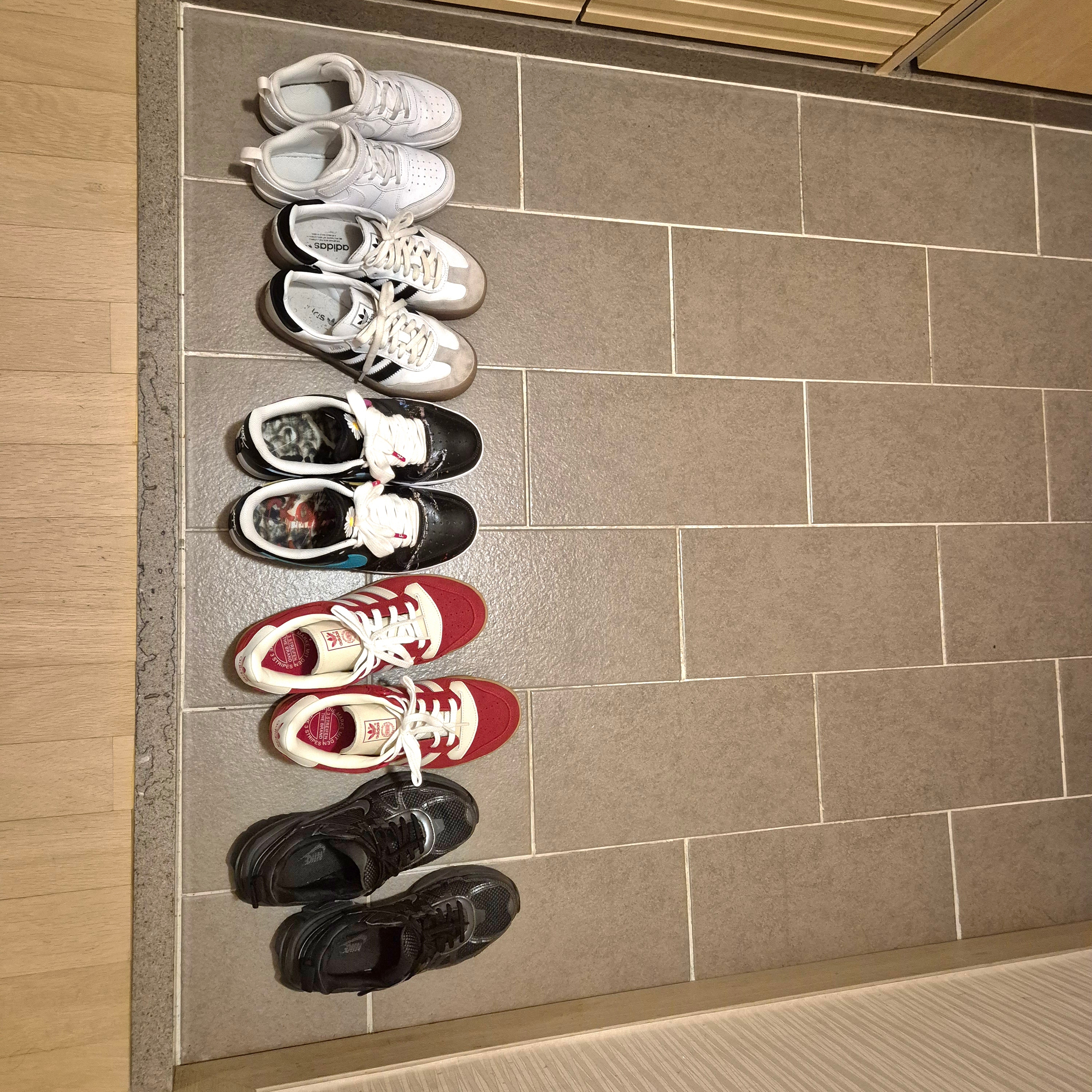 Nike x Peaceminusone Air Force 1 Low Para-Noise 3.0 Black and Multicolor, Nike V2K Run Black Anthracite 착용 스타일 - 1