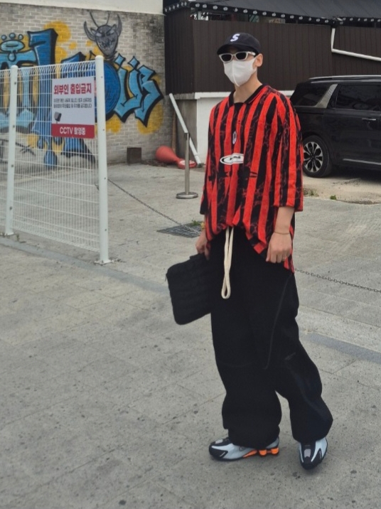 (W) Nike Shox R4 Blue Tint Total Orange, Undermycar Mu.112 Original Logo Curve Line Stitch Bonded Sweat Pants Black 착용 스타일 - 2