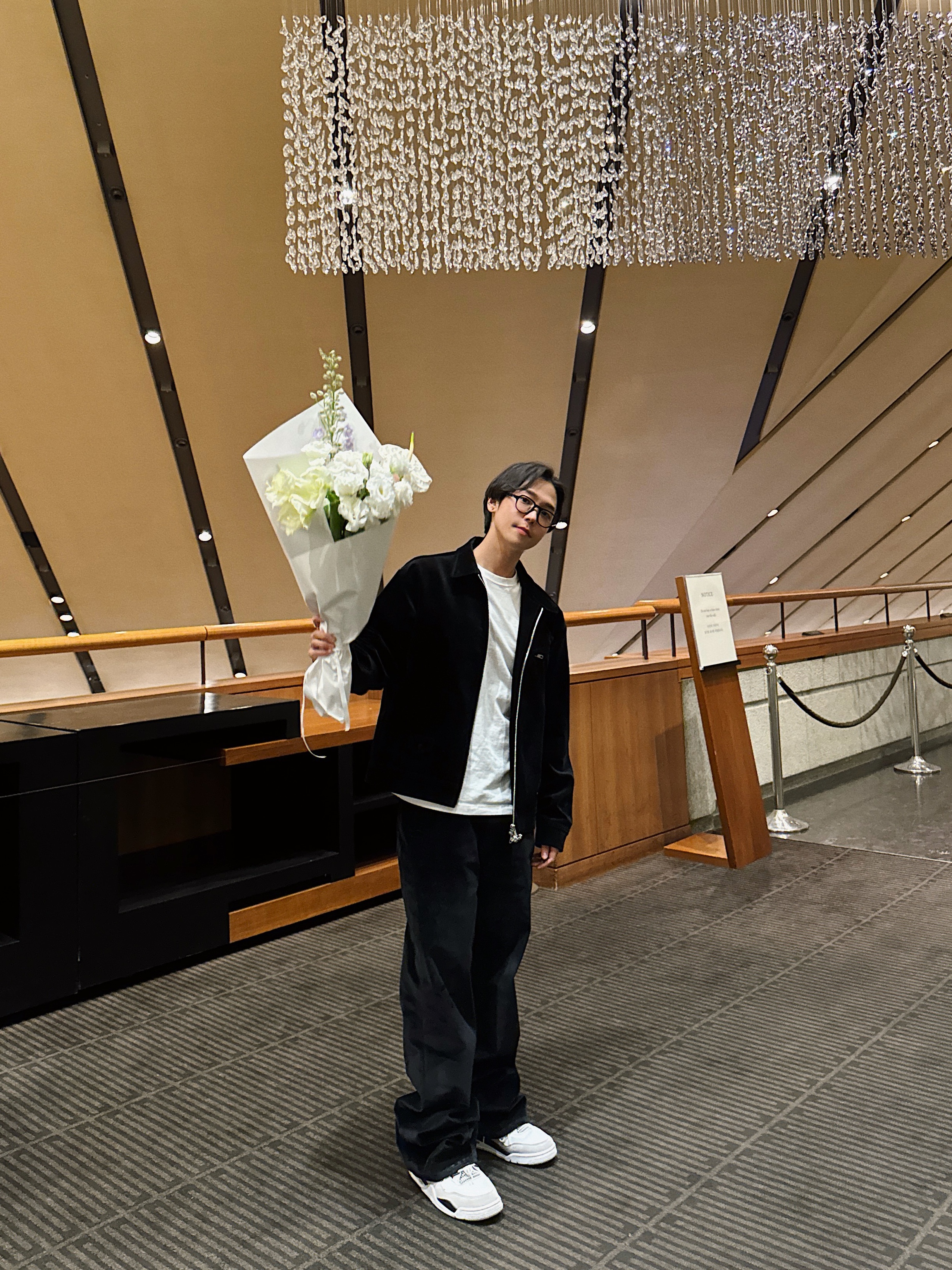 STU Velvet Zip Up Jacket Black (With Stamen Brooch), STU  Embroidery Velvet Denim Pants Black 착용 스타일 - 2