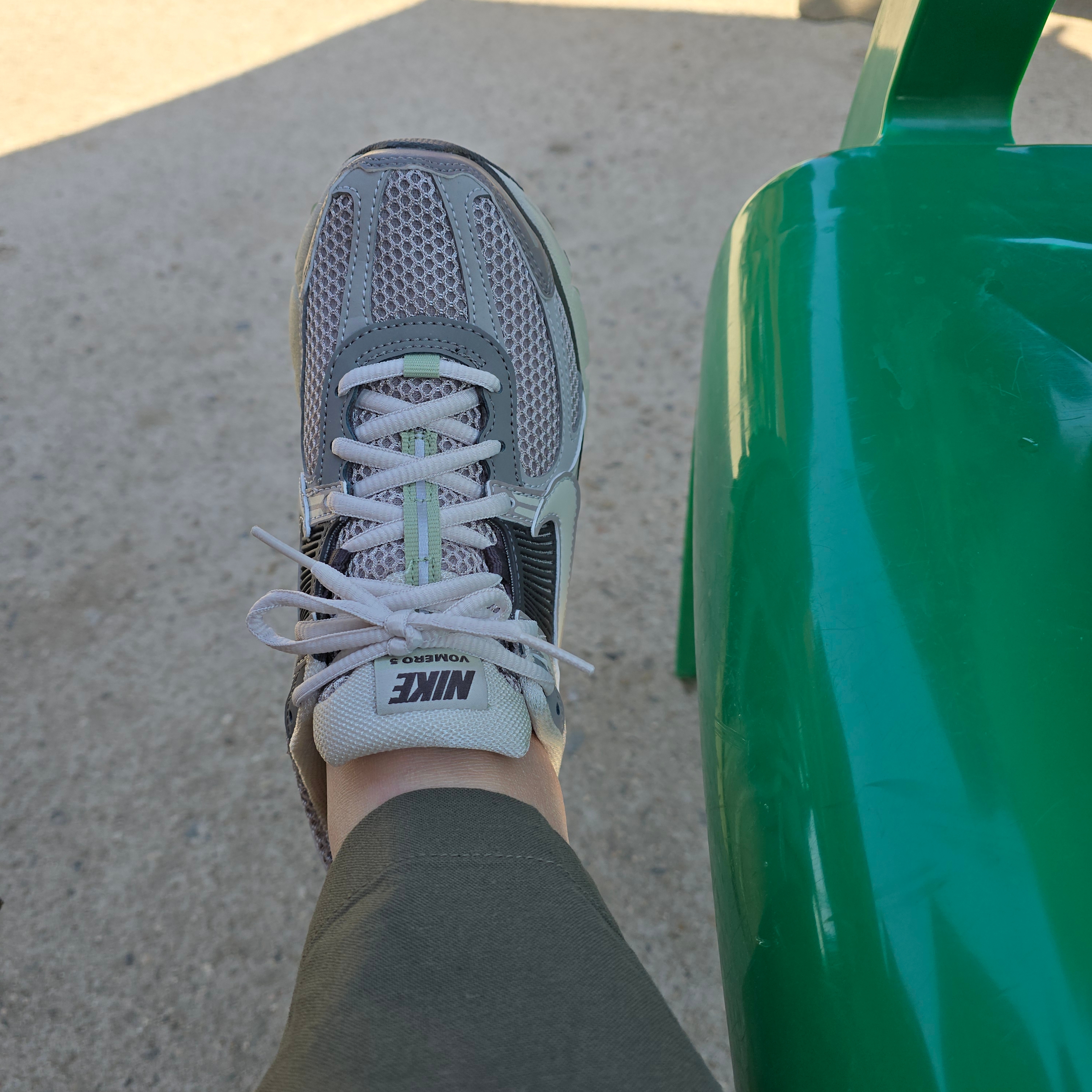 (W) Nike Zoom Vomero 5 Cobblestone and Flat Pewter 착용 스타일