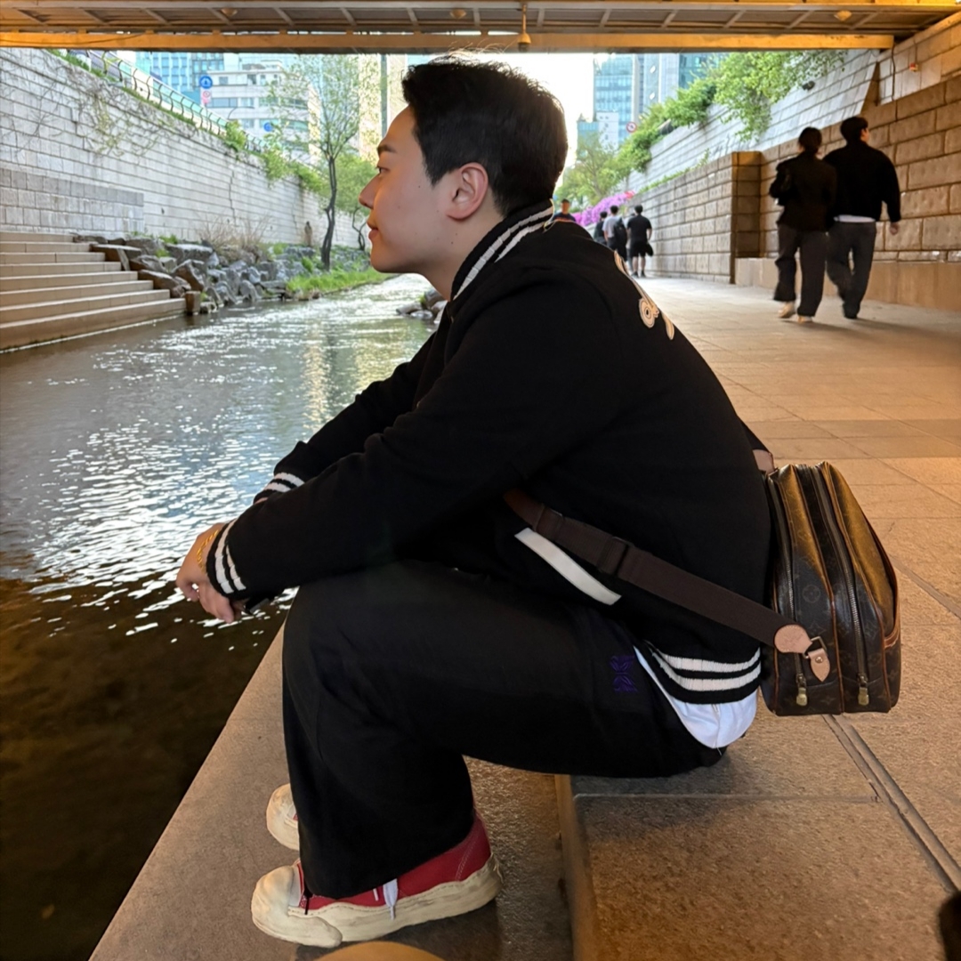 Maison Mihara Yasuhiro Hank VL OG Sole Canvas Low-top Sneakers Red, Needles String Fatigue Cotton Pants Black 착용 스타일 - 3