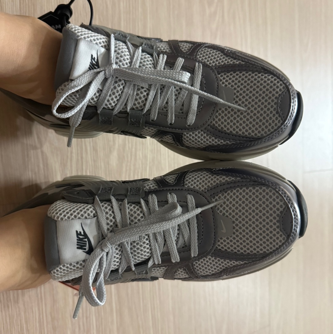 Nike V2K Run Pure Platinum Wolf Grey 착용 스타일