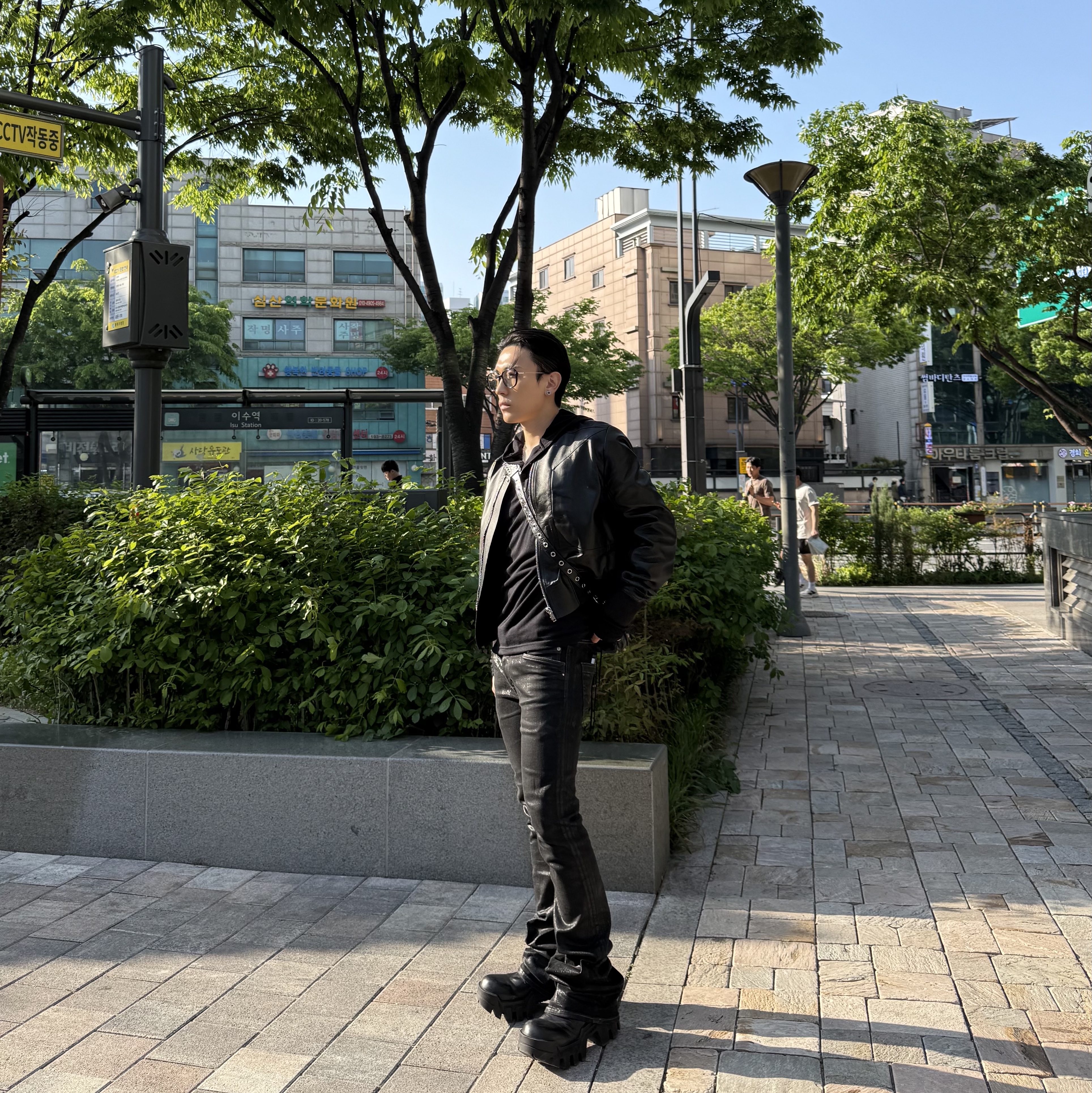 Balenciaga Bulldozer Lace-Up Boot Black, Balenciaga Arena Lambskin Aged Silver Hardware Le Cagole XS Flap Bag Black 착용 스타일 - 1