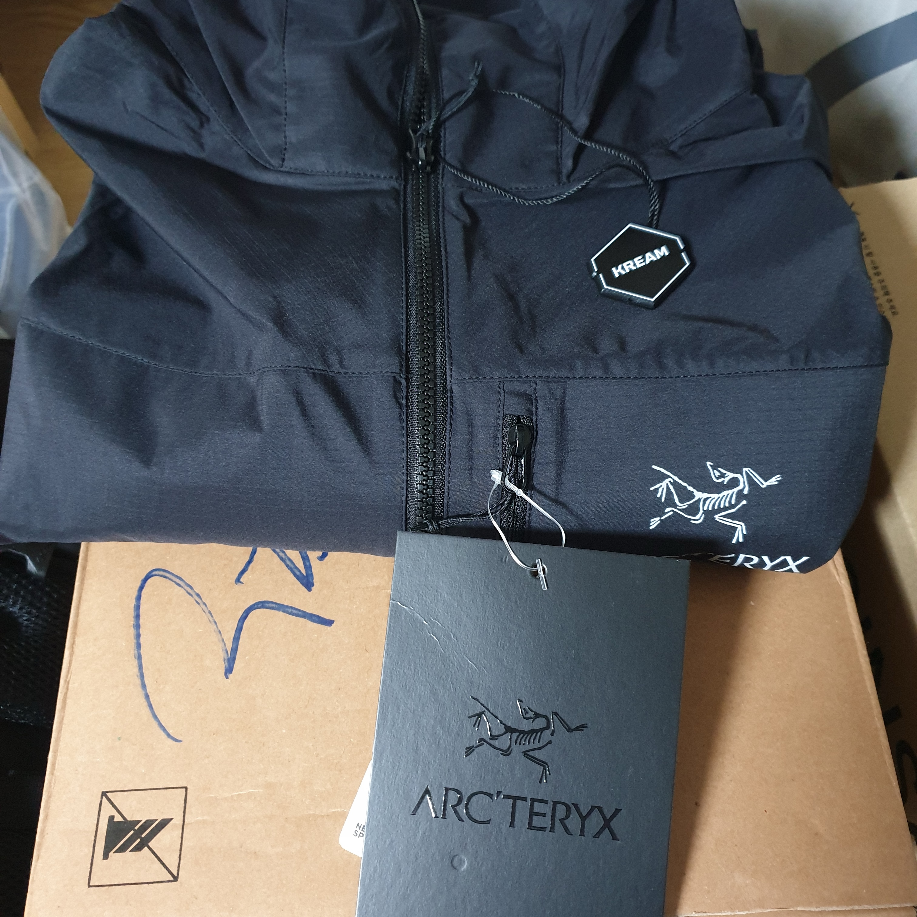 Arc'teryx Squamish Hoody Black, Human Made Military Card Case Black 착용 스타일 - 1
