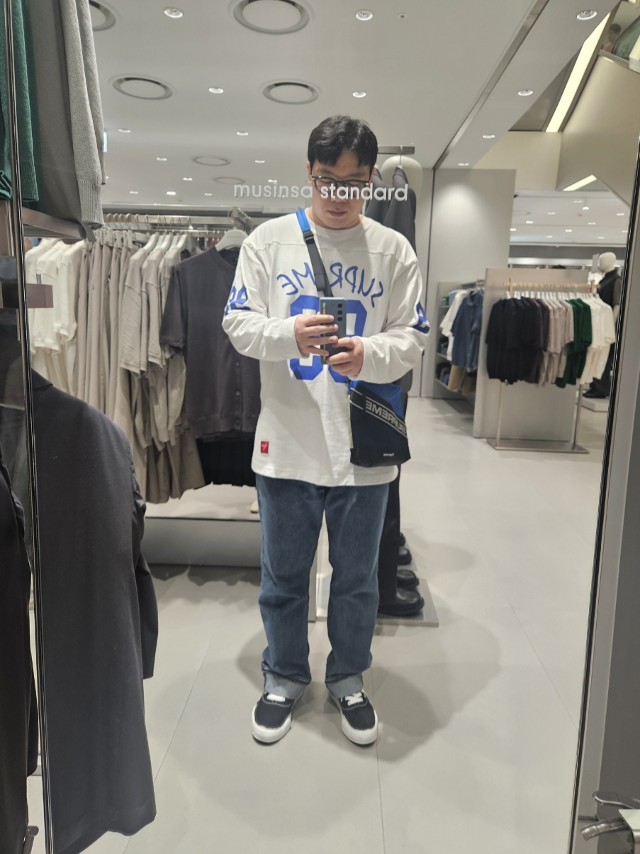 Supreme 99 LS Football Top Stone - 24SS, Levi's 501 Original Fit Jean Midium Indigo 착용 스타일 - 2