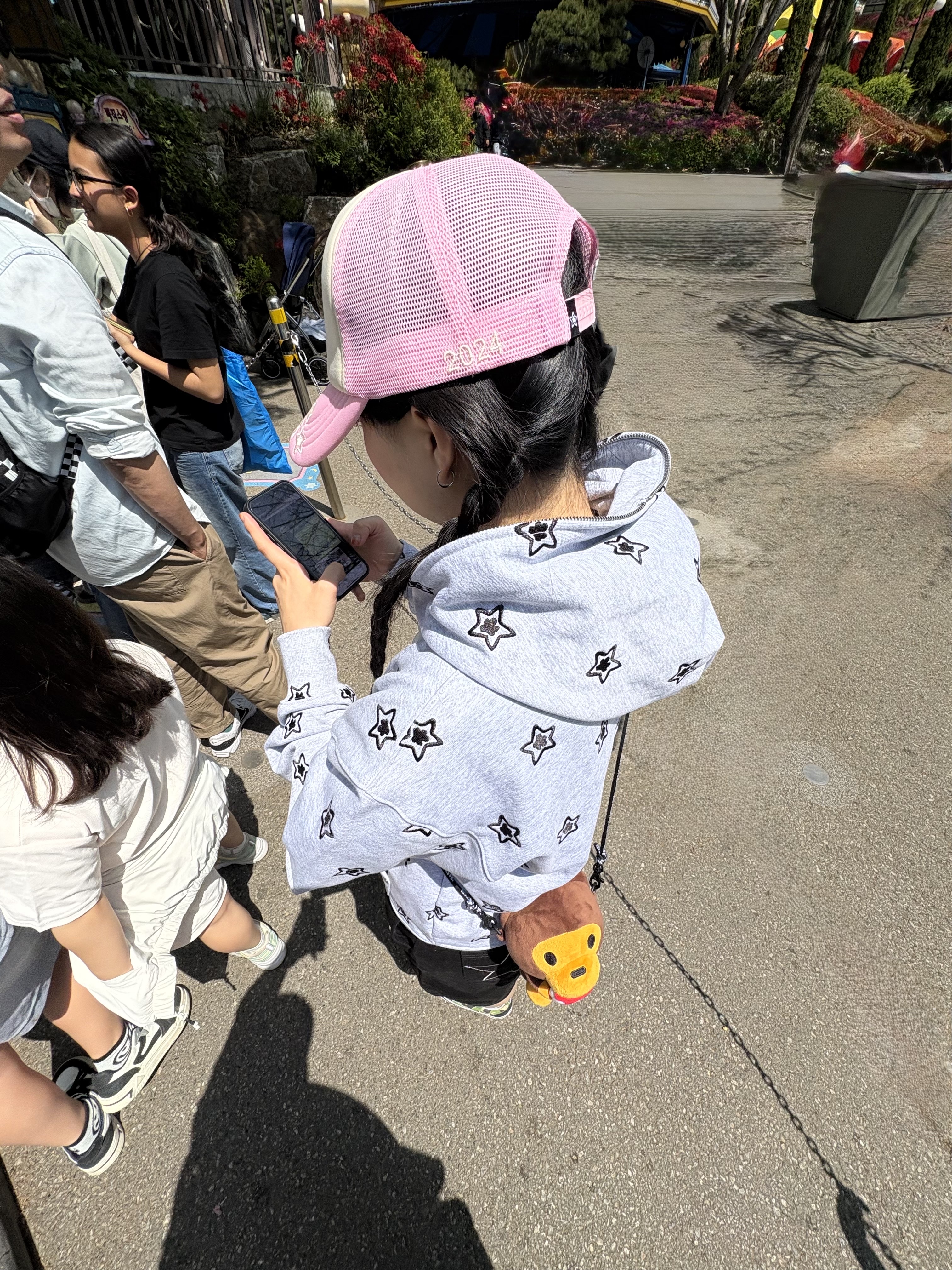 BAPE Baby Milo Plush Mobile Bag Brown 착용 스타일
