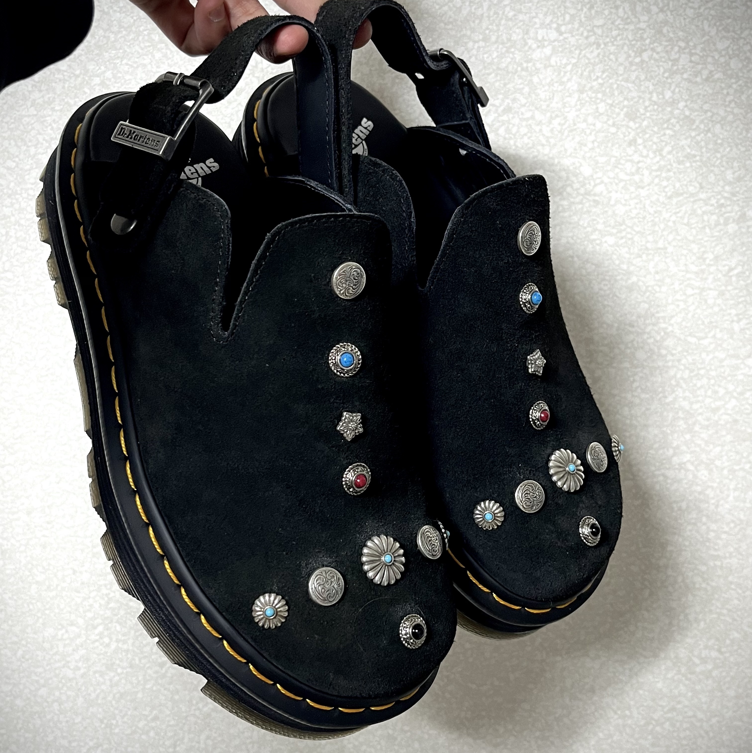 Dr. Martens Zebzag Suede Slingback Platform Mule Black 착용 스타일