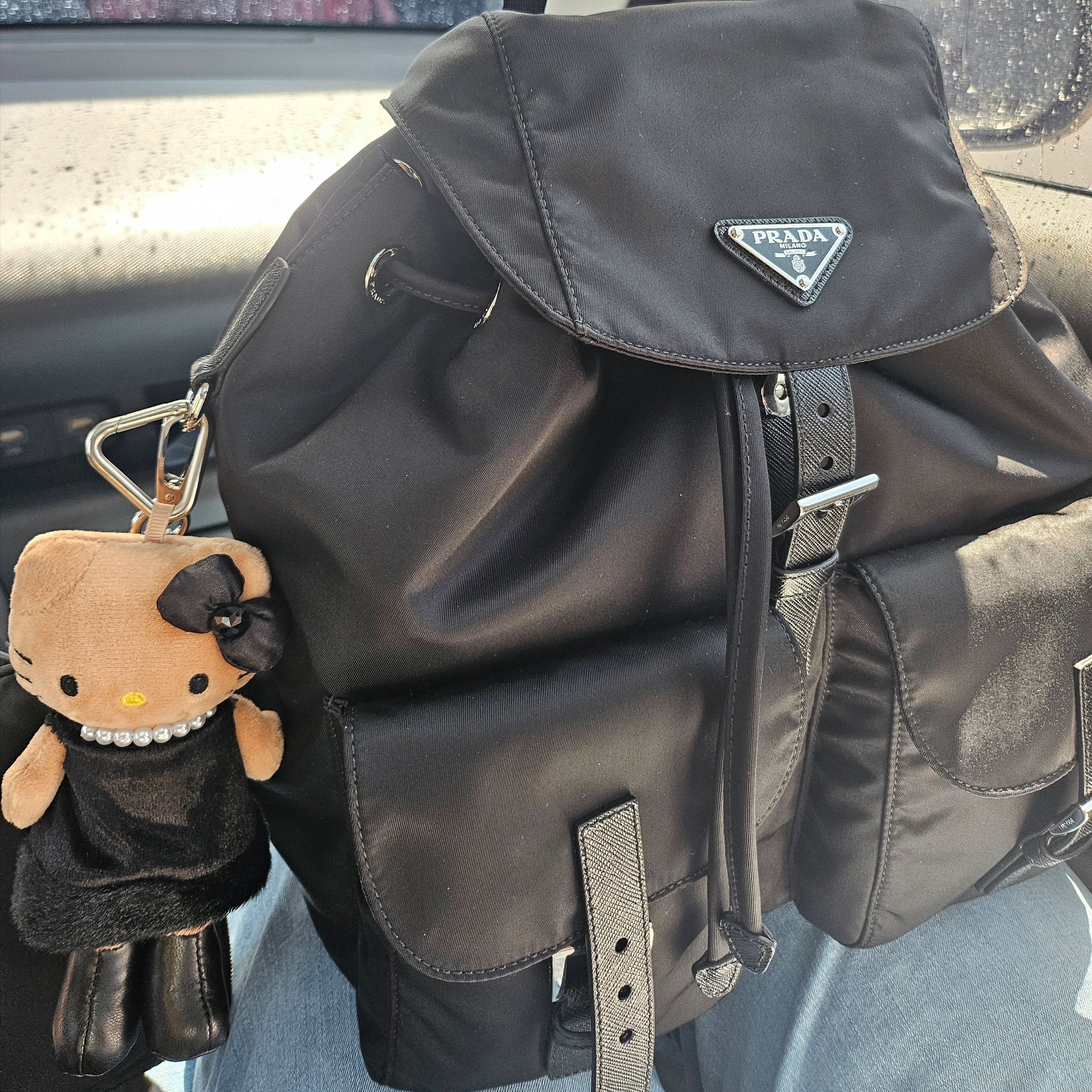 Prada Re-Nylon Medium Backpack Black 착용 스타일