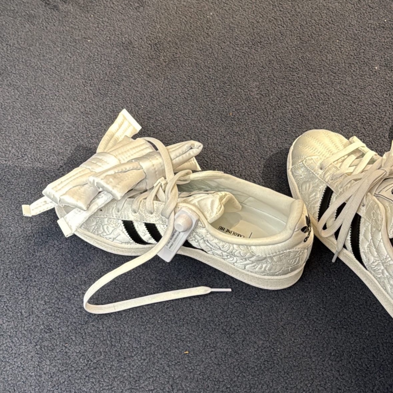 (W) Adidas x Caroline Hu Superstar Core White Core Black 착용 스타일 - 1