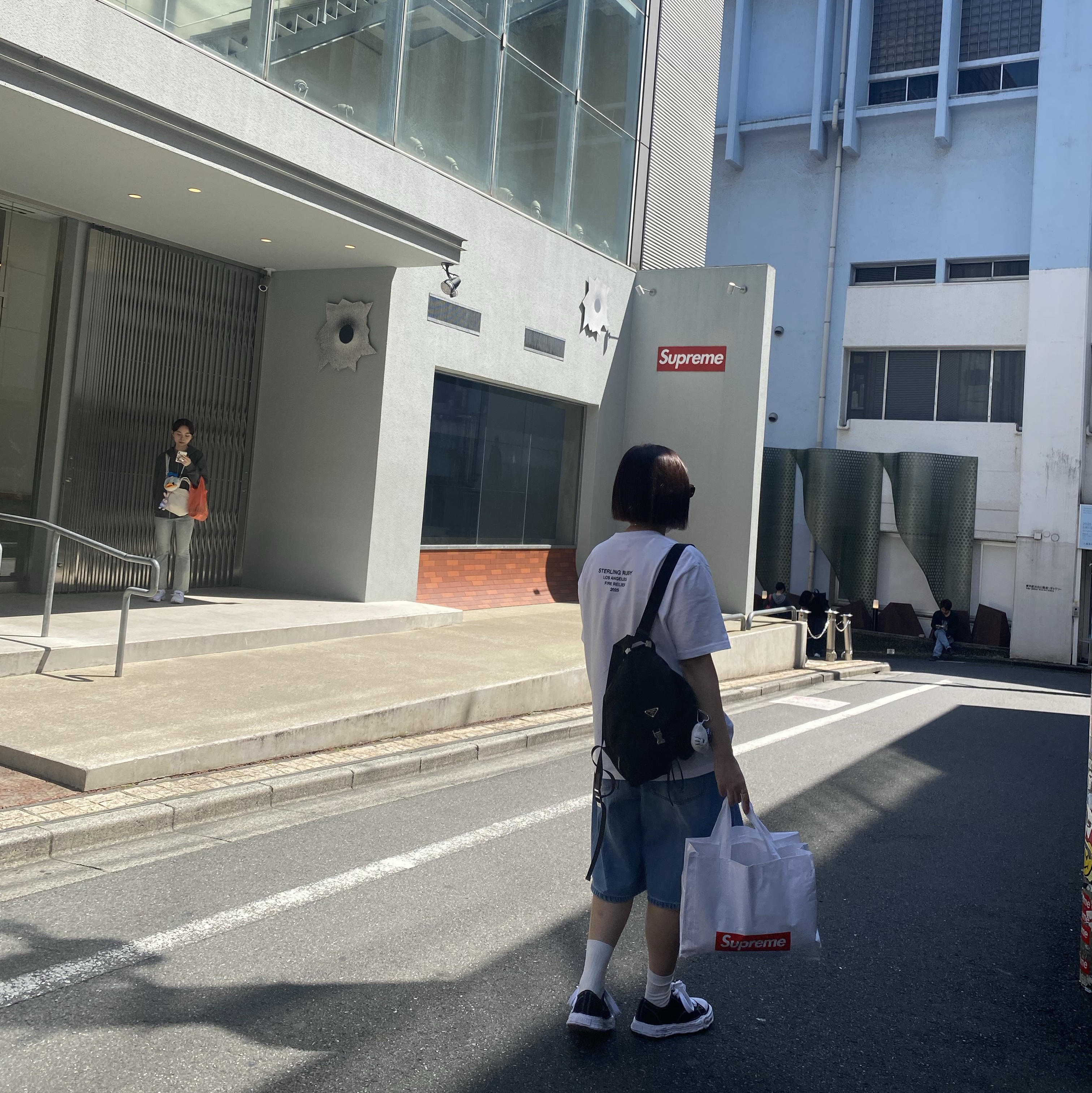 Supreme Los Angeles Fire Relief Box Logo T-Shirt White - 25SS, Prada Pocono Backpack Black 착용 스타일