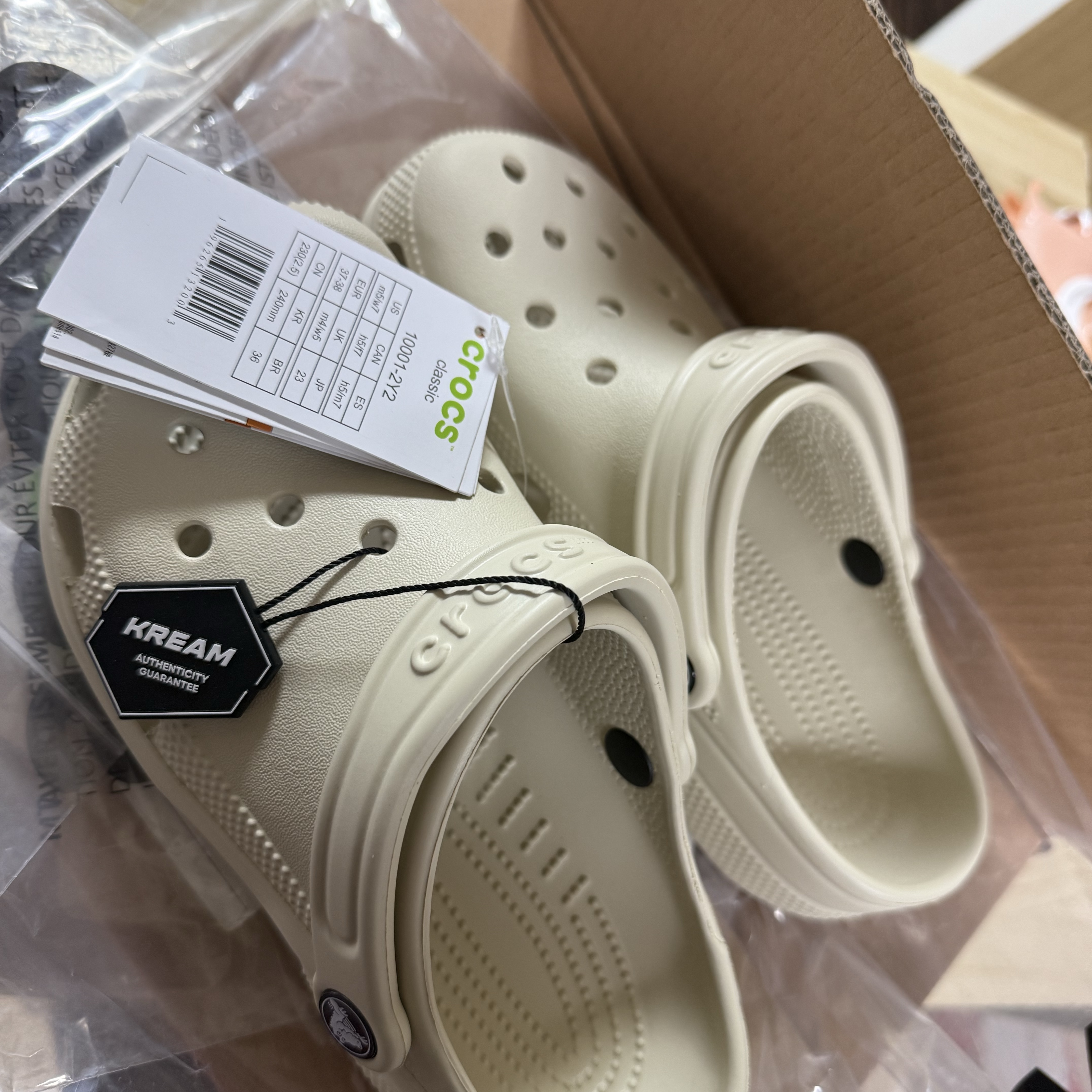 Crocs Classic Clog Bone 착용 스타일