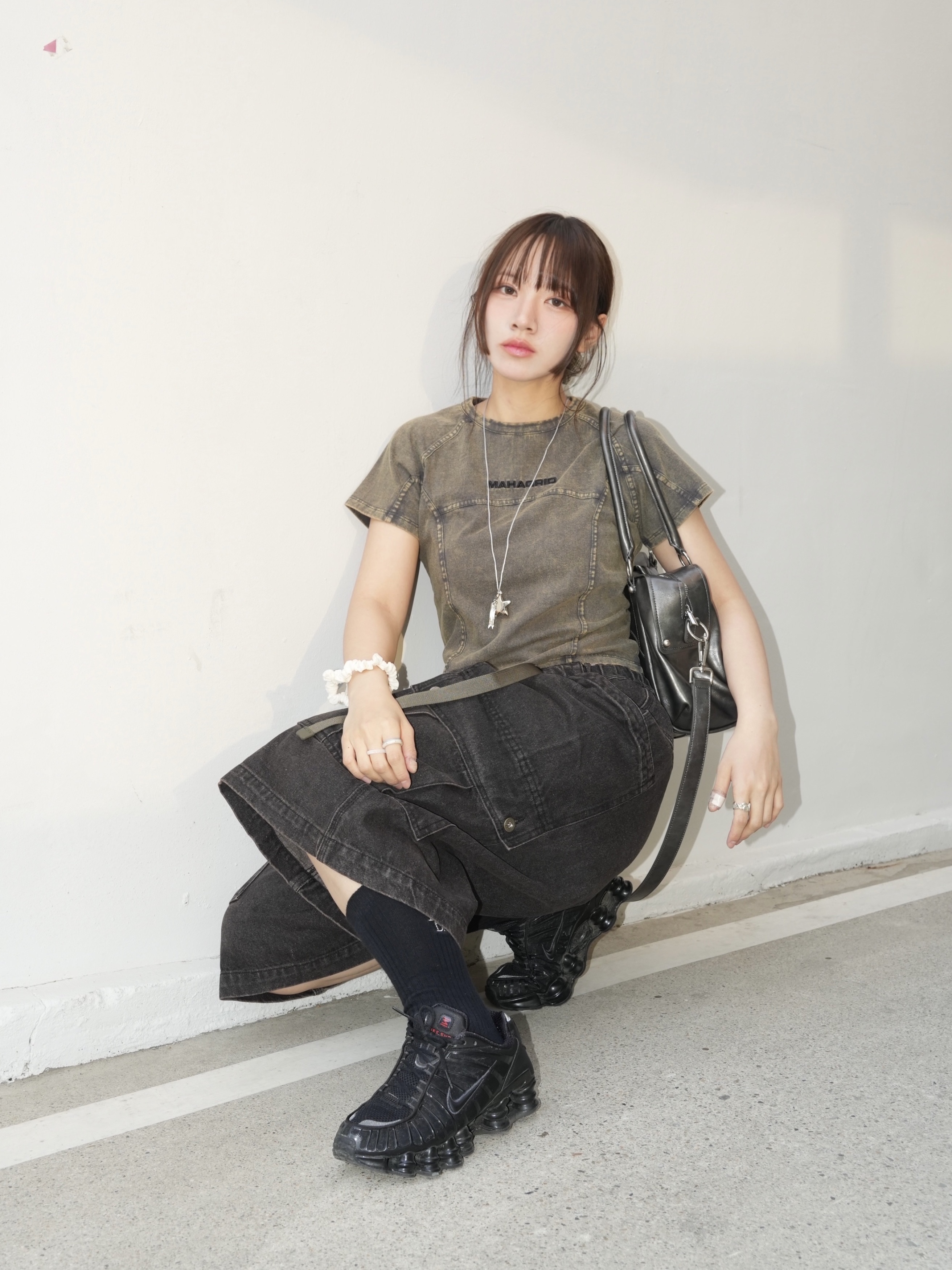 (W) Nike Shox TL Black and Max Orange 착용 스타일 - 2