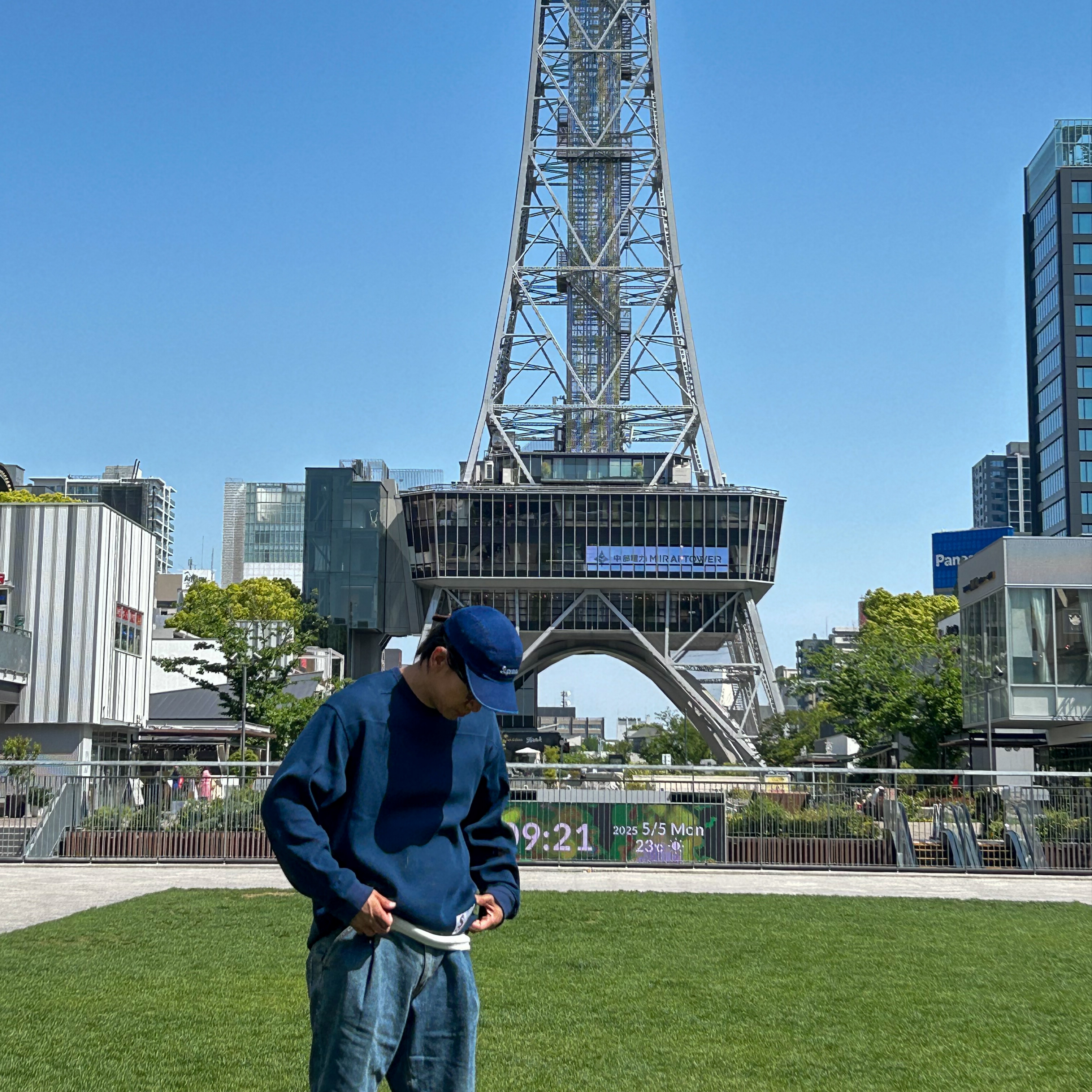 Supreme Washed Chino Twill Camp Cap Indigo - 25SS, Supreme Polartec Mesh L/S Football Top Navy - 25SS 착용 스타일 - 3