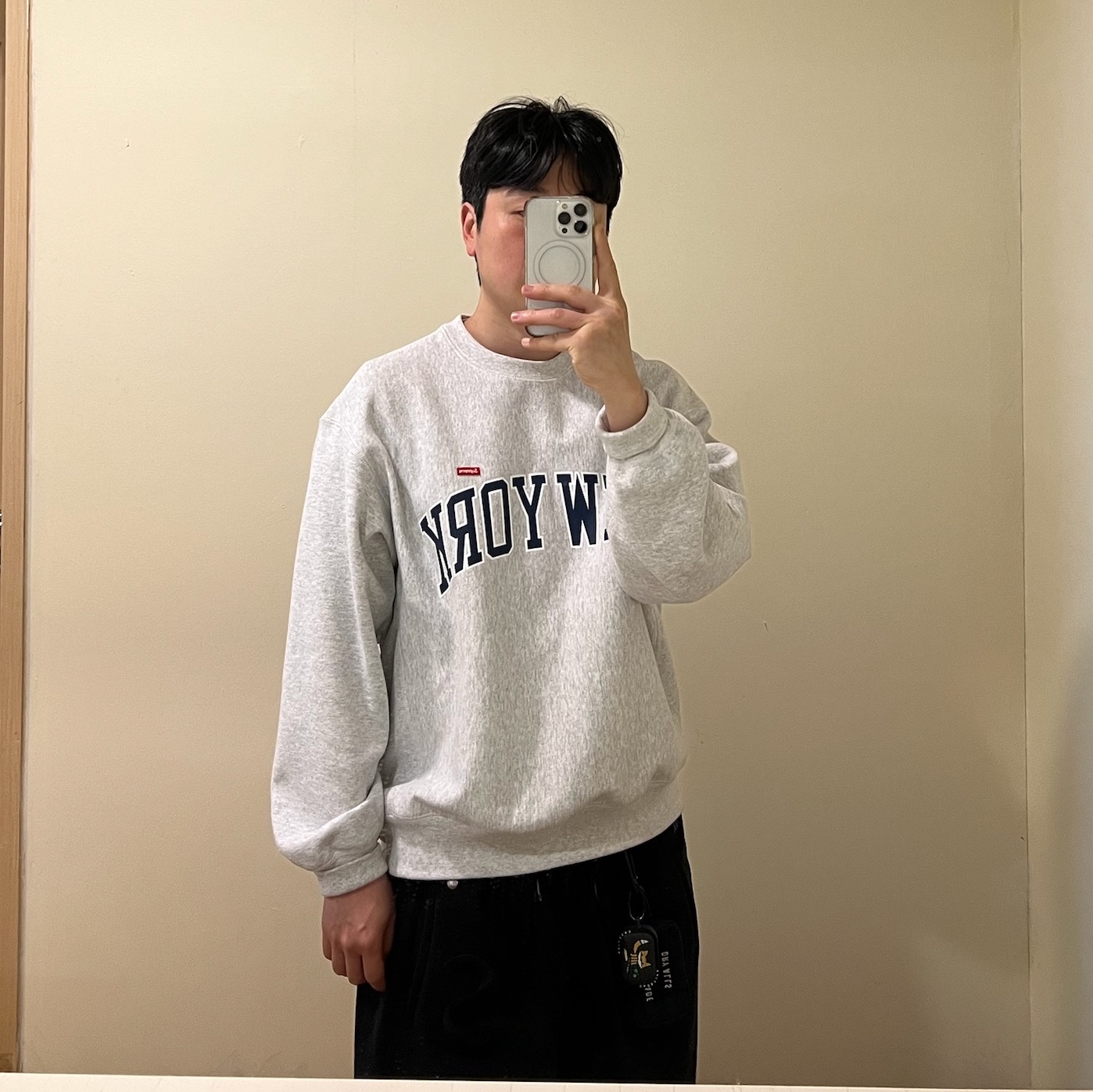 Supreme New York Shop Small Box Crewneck Ash Grey - 24SS 착용 스타일