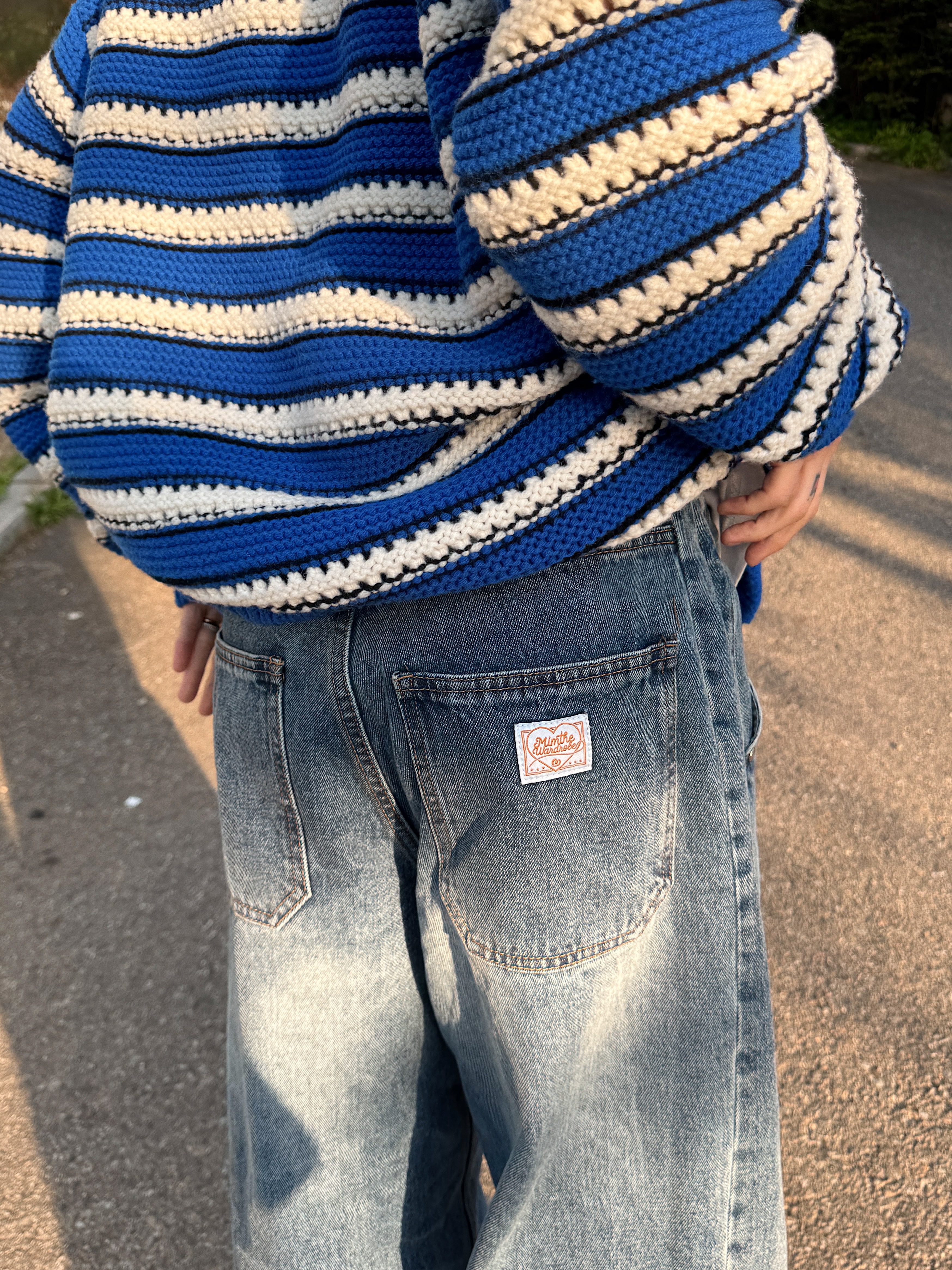STU Stripe Collar Zip UP Sweater Blue, Jordan 4 Retro White and Black 착용 스타일 - 3