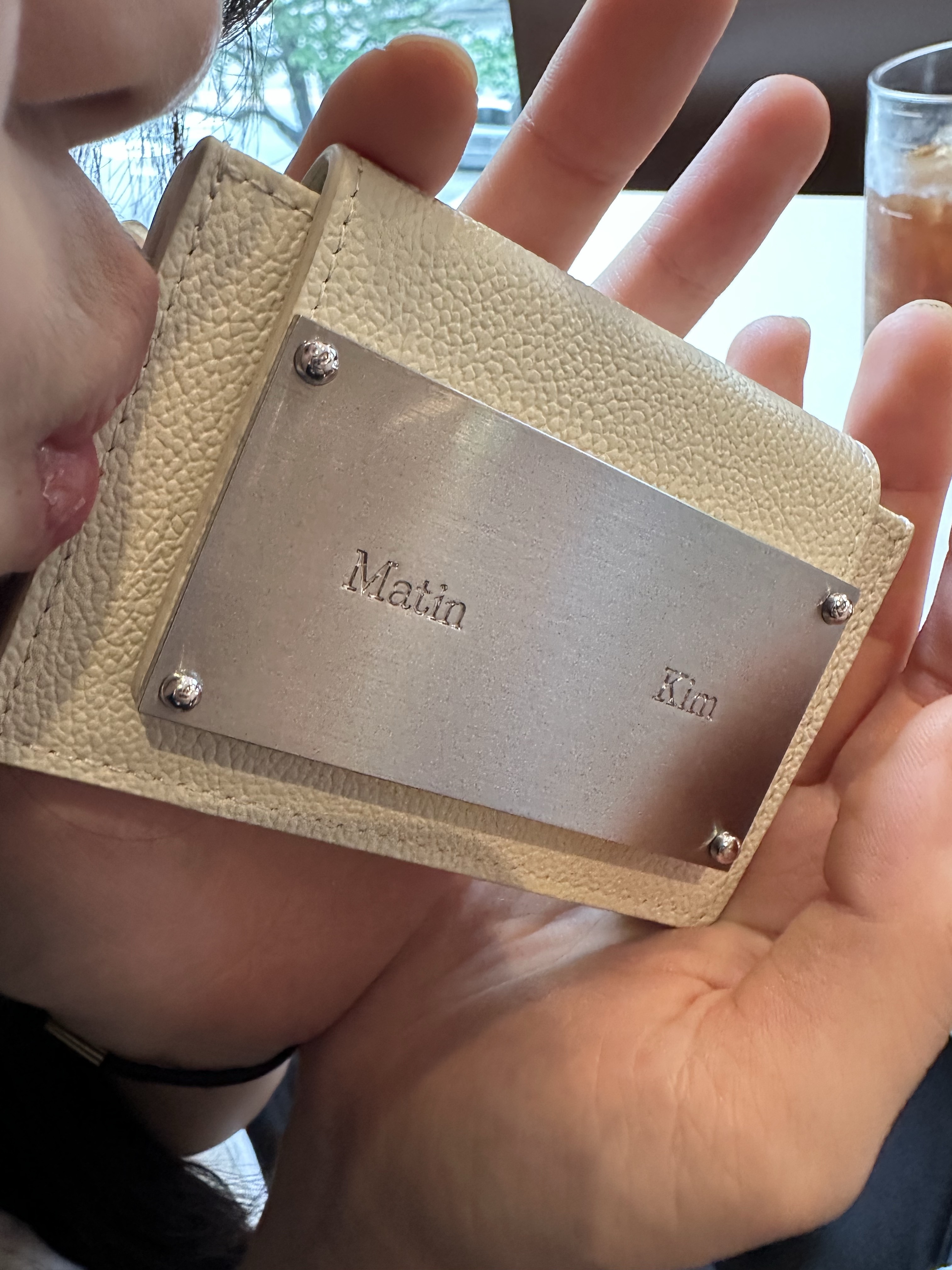 Matin Kim Accordion Wallet White 착용 스타일