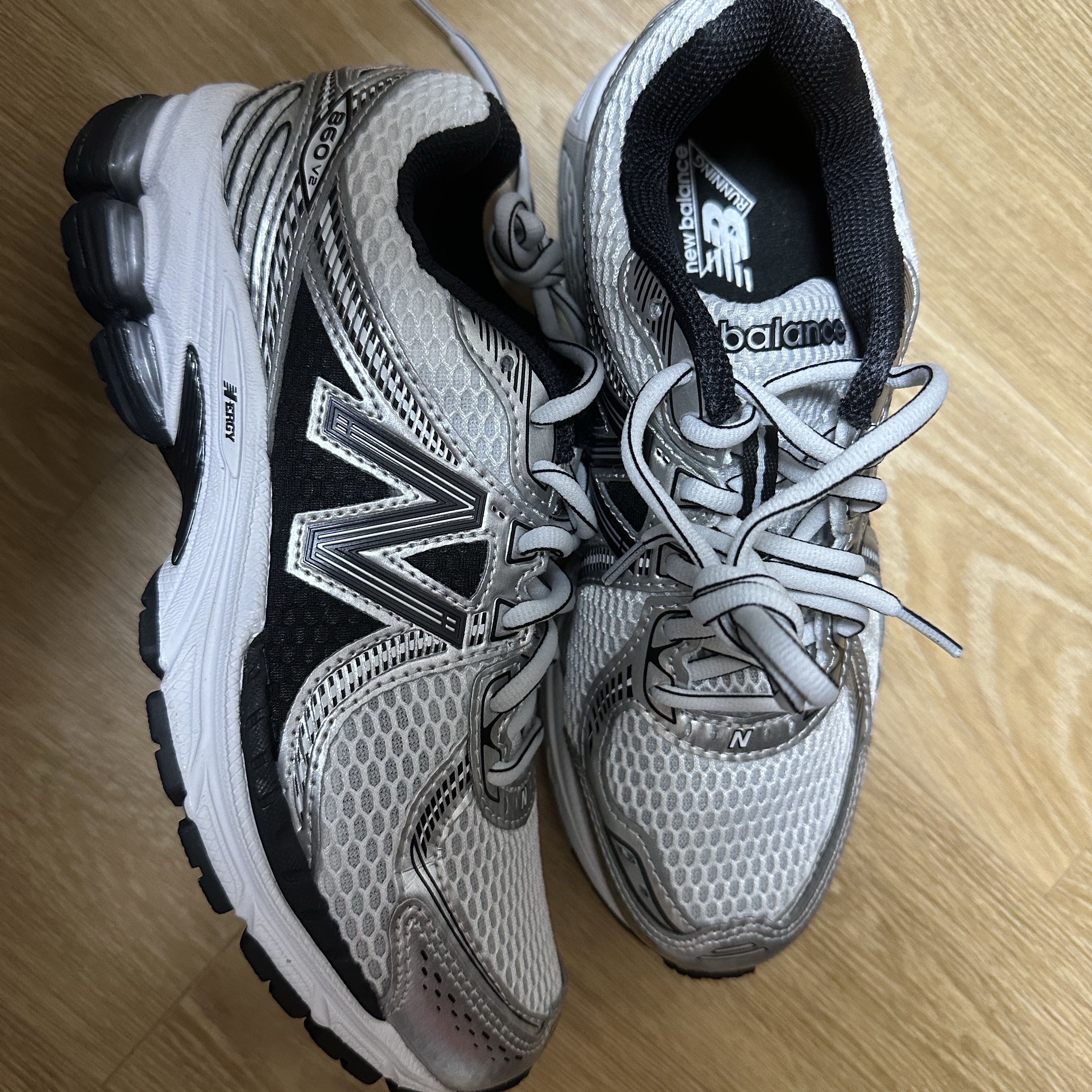 New Balance 860v2 White Black 착용 스타일 - 2