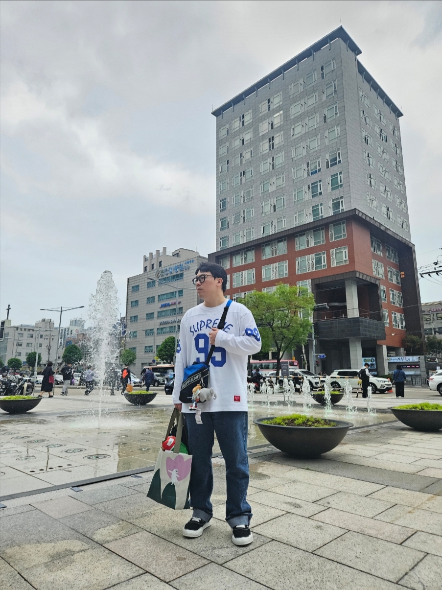 Supreme 99 LS Football Top Stone - 24SS, Levi's 501 Original Fit Jean Midium Indigo 착용 스타일 - 1