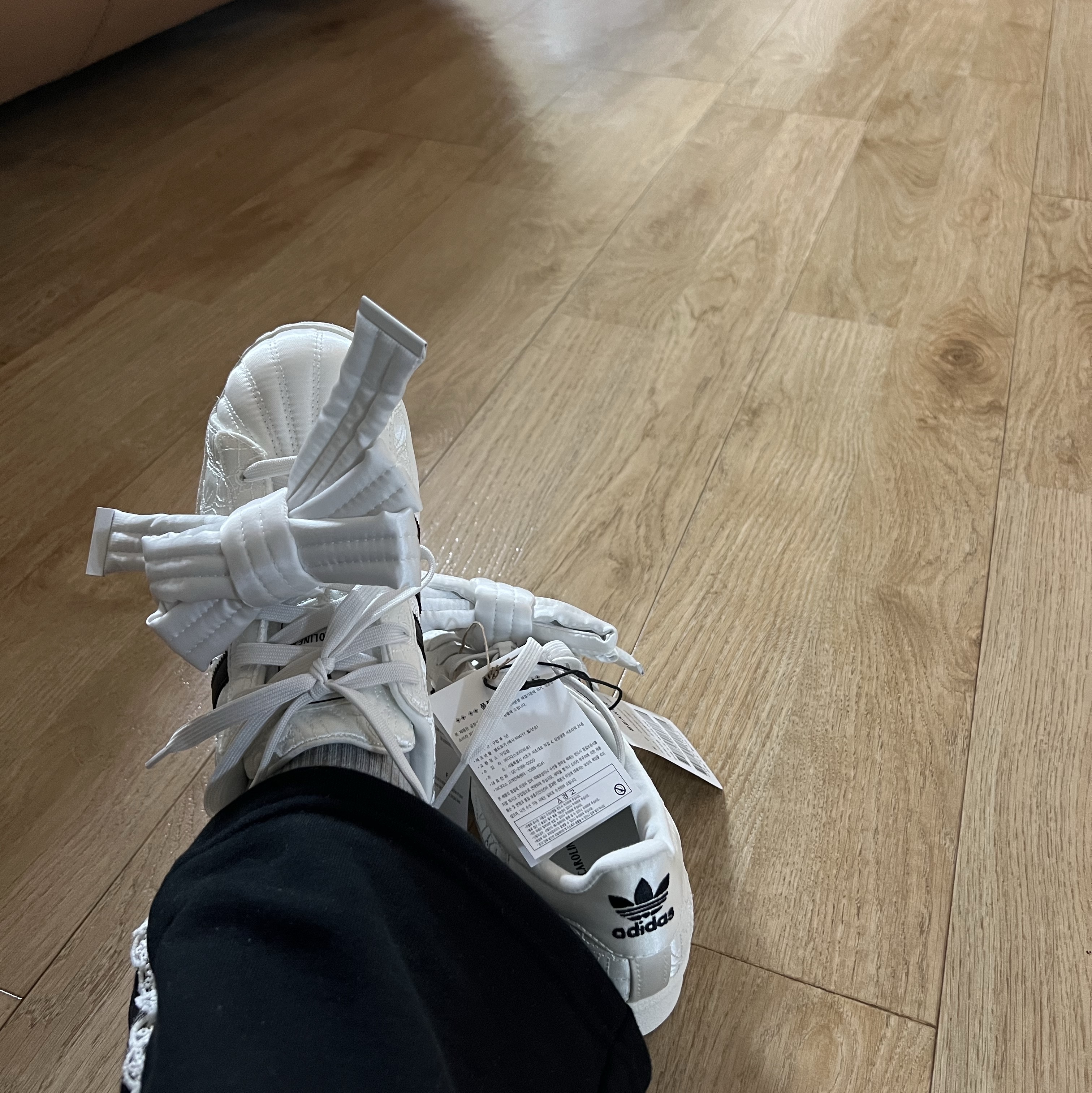 (W) Adidas x Caroline Hu Superstar Core White Core Black 착용 스타일 - 2