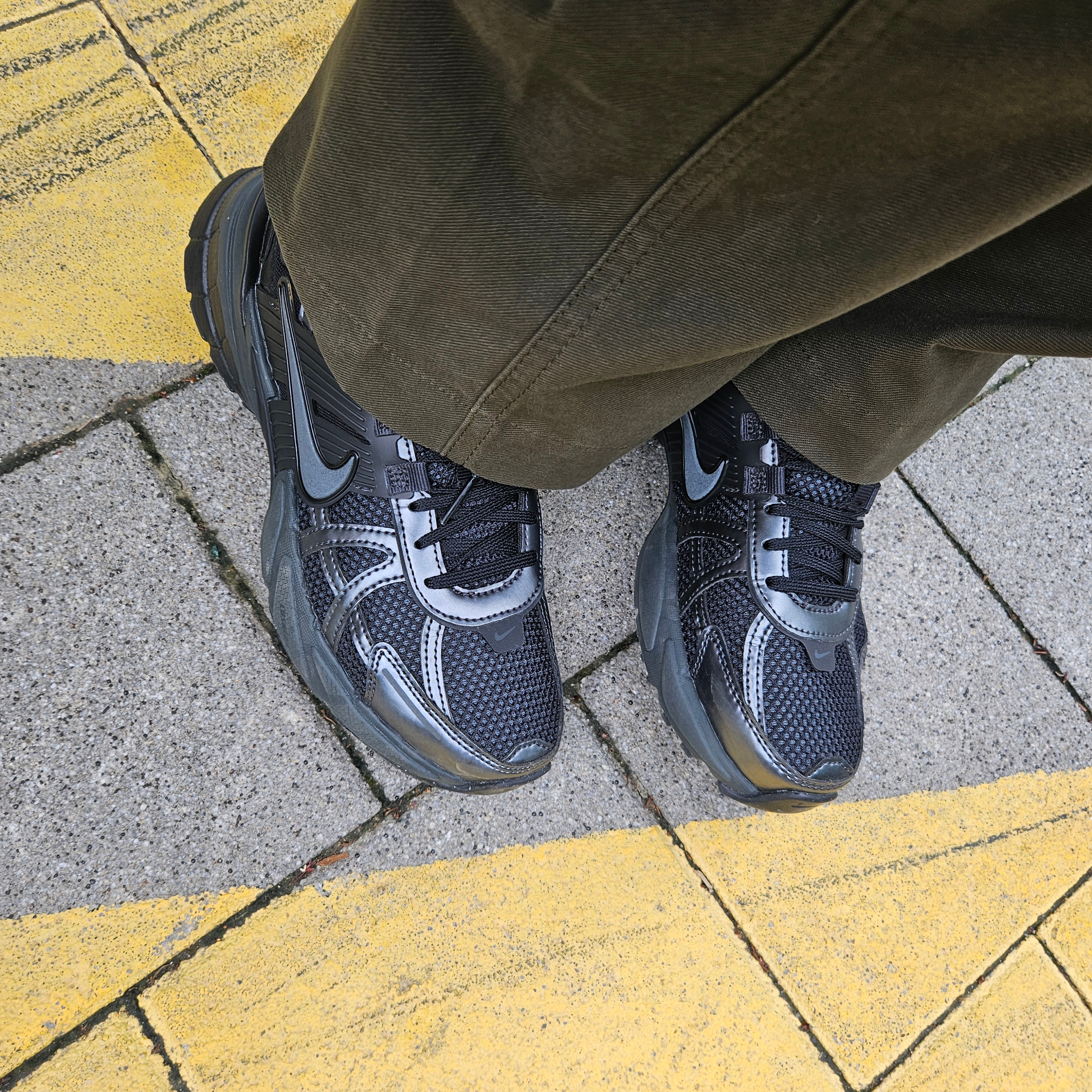 Nike V2K Run Black Anthracite 착용 스타일