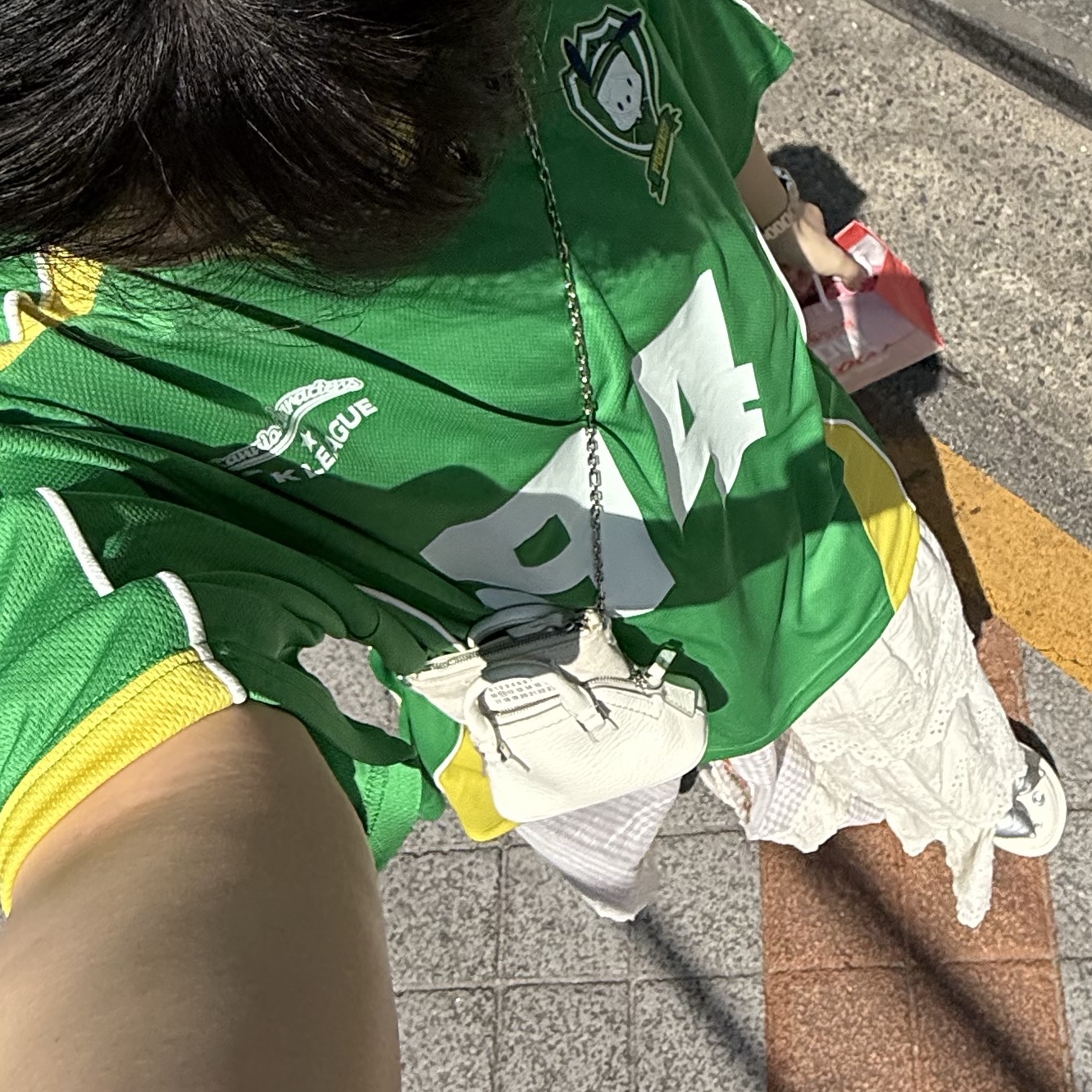 Maison Margiela 5AC Classique Baby Bag White, K League x Sanrio Characters 2025 Football Jersey Pochacco Jeonbuk Hyundai Motors Green 착용 스타일 - 1