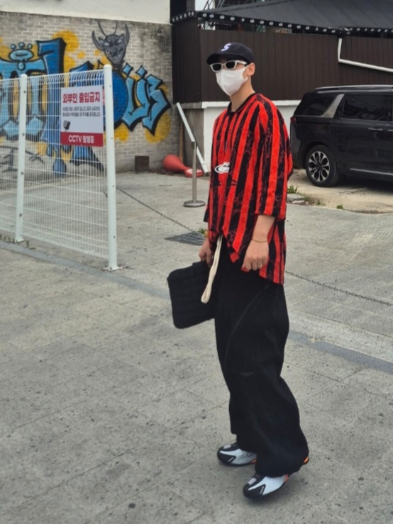 (W) Nike Shox R4 Blue Tint Total Orange, Undermycar Mu.112 Original Logo Curve Line Stitch Bonded Sweat Pants Black 착용 스타일 - 1