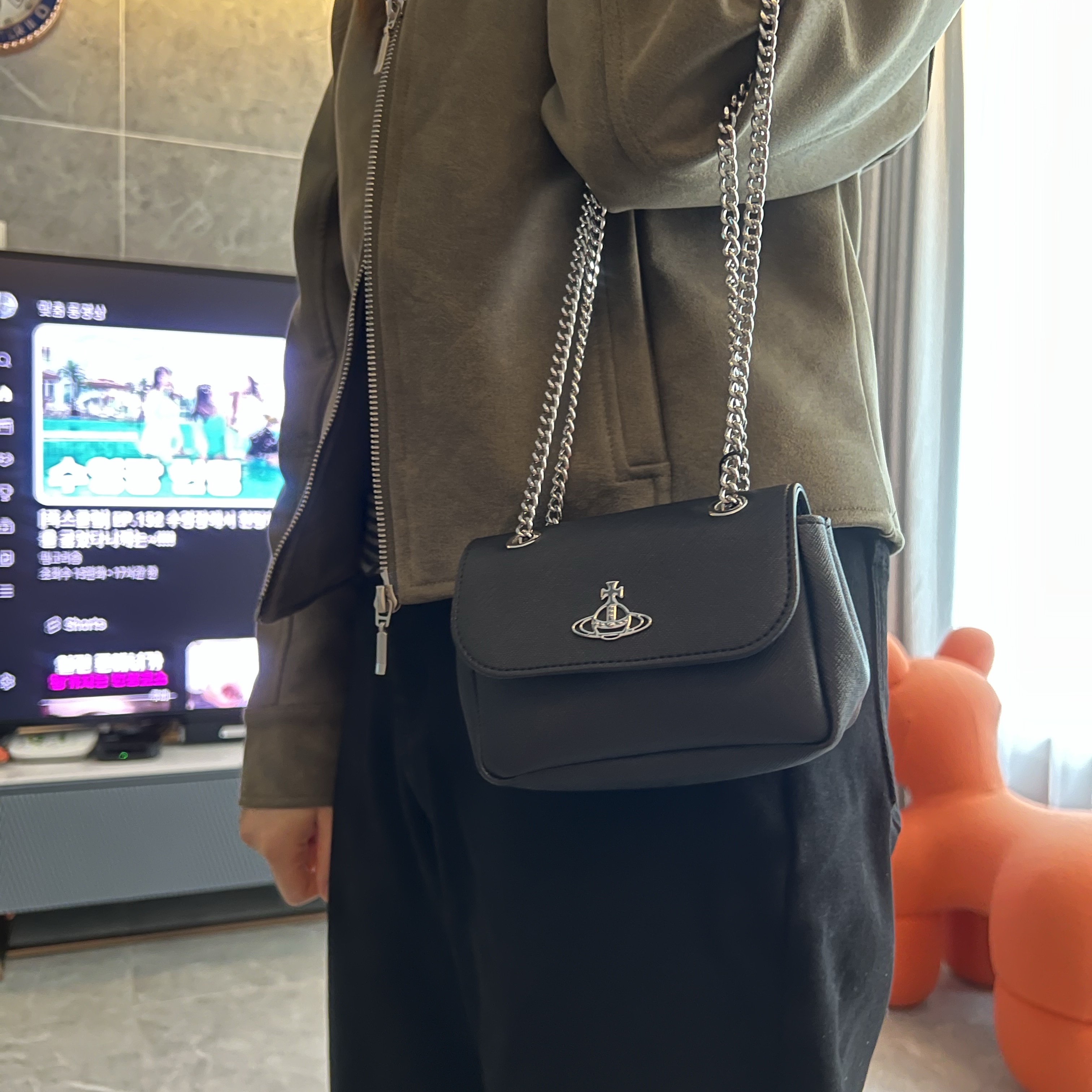 Vivienne Westwood Saffiano Biogreen Small Purse Cross Bag Black 착용 스타일 - 3
