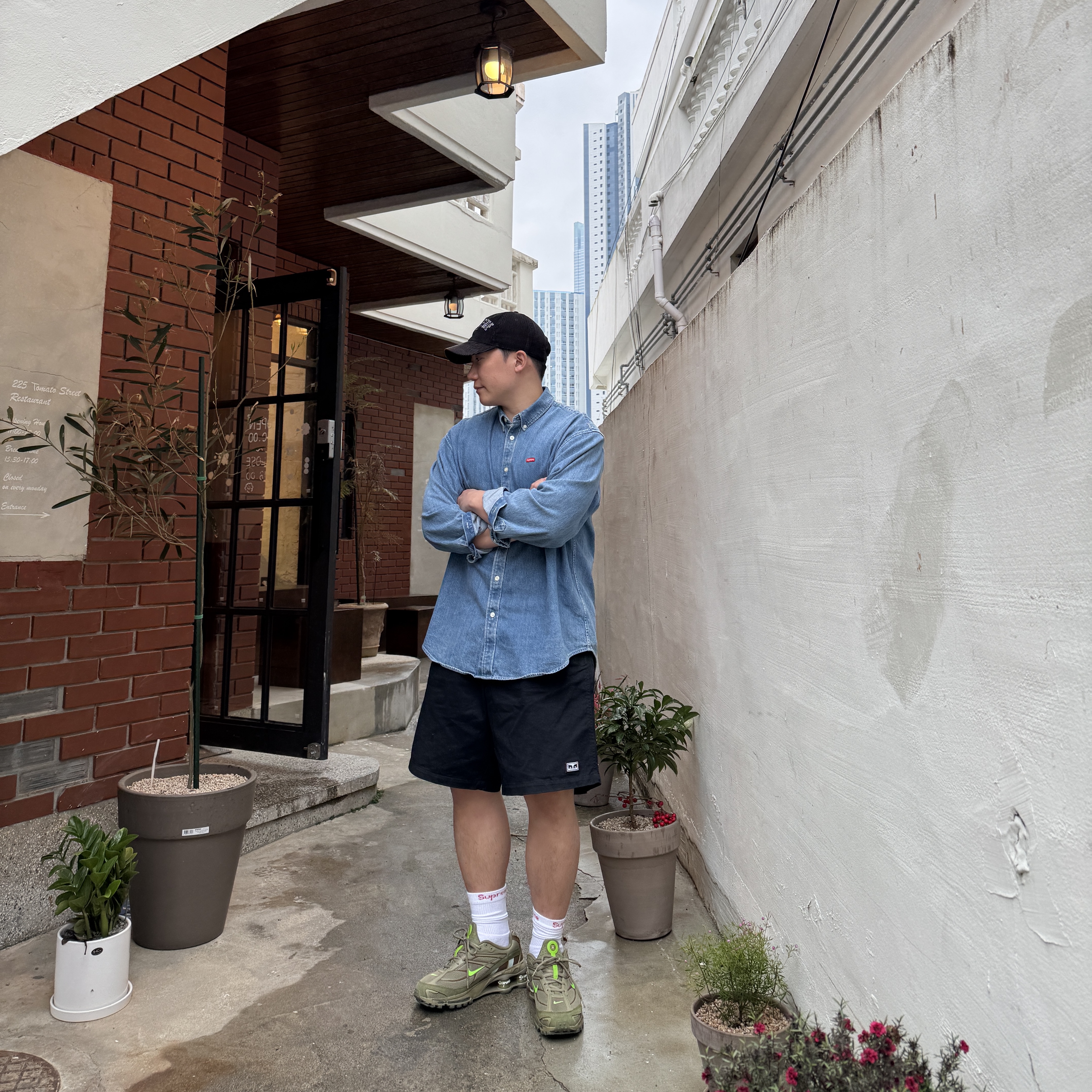 Nike x Supreme Shox Ride 2 SP Neutral Olive, Supreme Small Box Shirt Denim - 23FW 착용 스타일 - 1