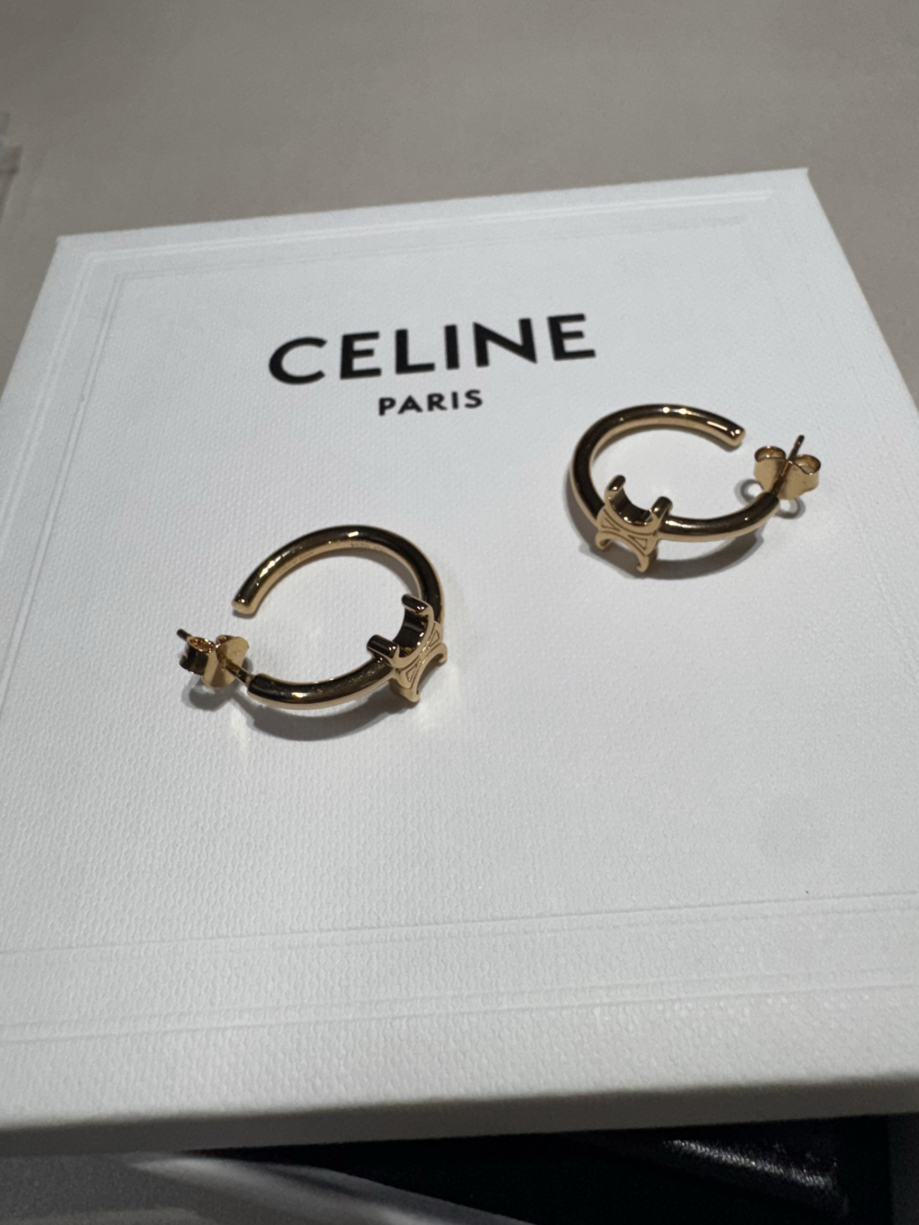 (W) Celine Triomphe Asymmetric Hoops Earrings in Brass with Gold Finish Gold 착용 스타일 - 1