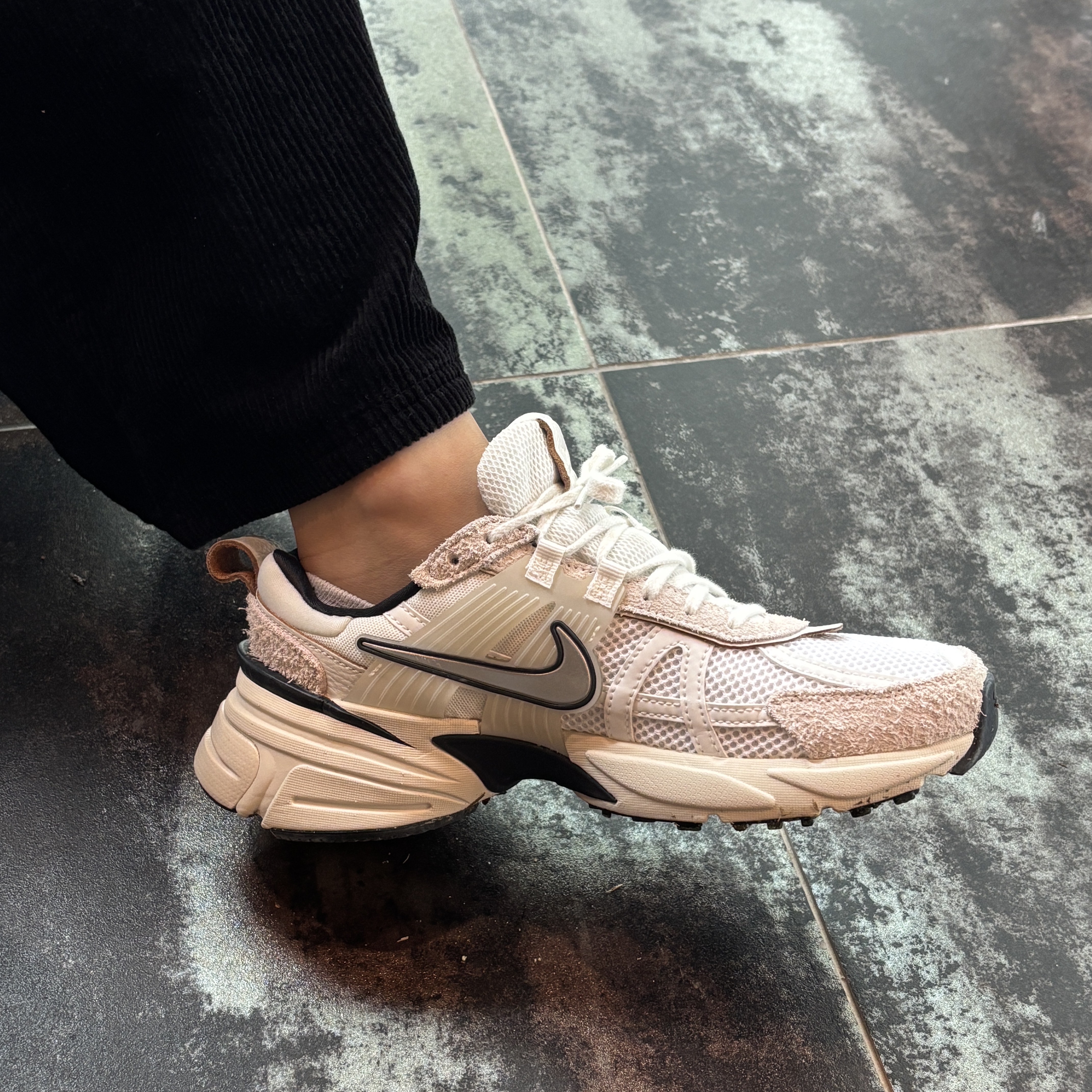 (W) Nike V2K Run Summit White Light Orewood Brown 착용 스타일