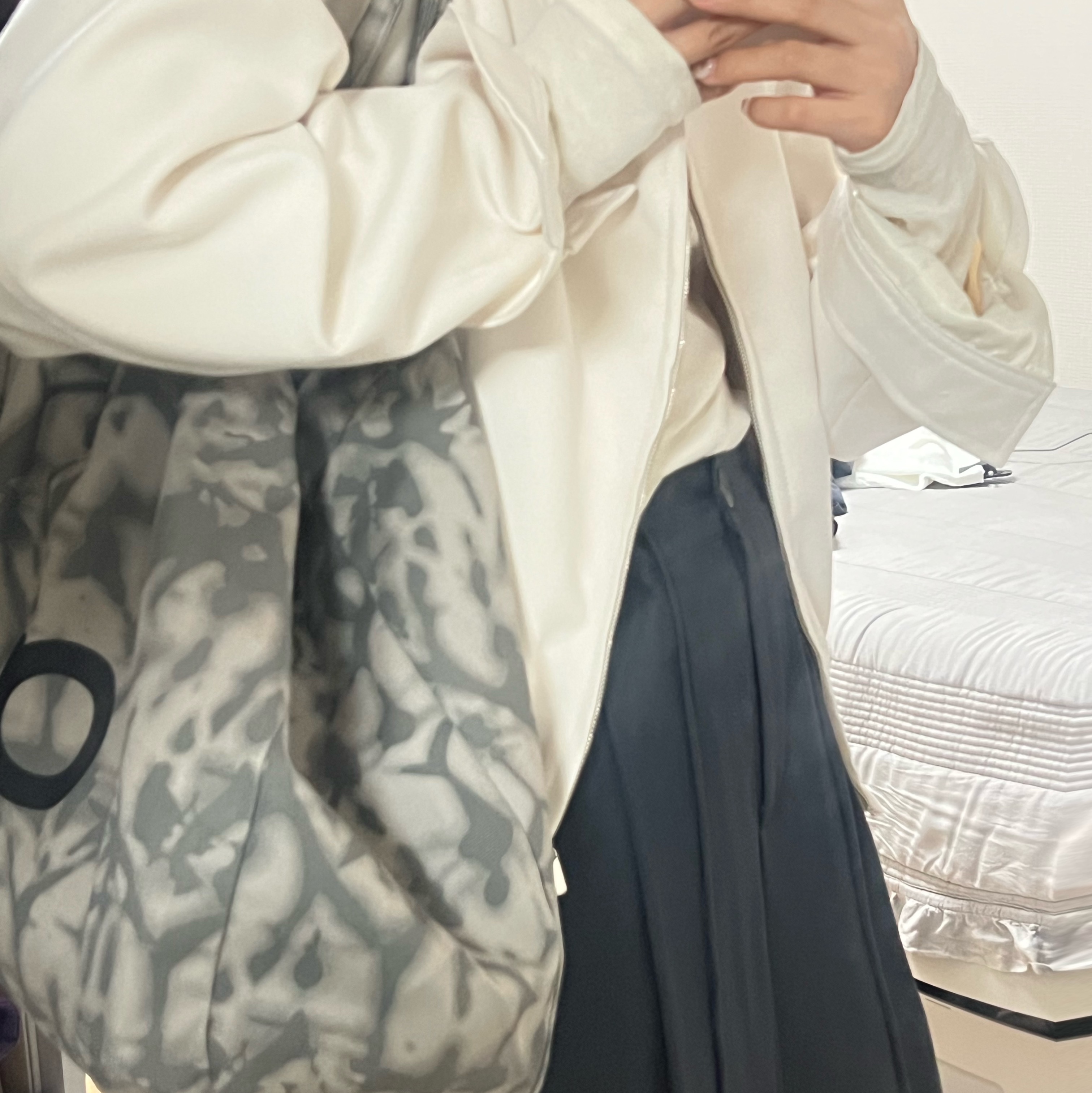 Alo Yoga Iconic Shopper Tote Bag Grey Tiedye 착용 스타일
