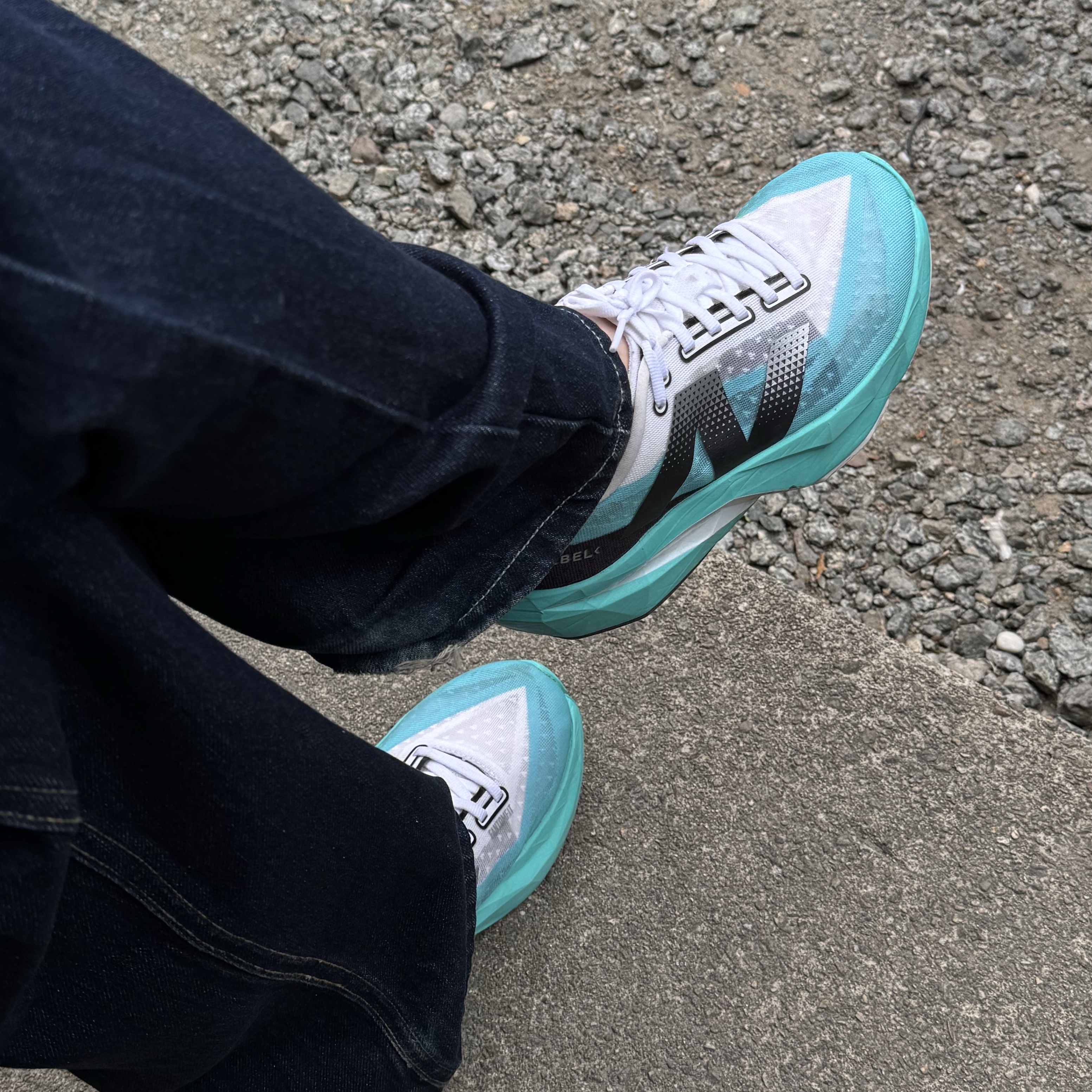 New Balance Fuelcell Rebel v4 Cyber Jade White - D Standard, (W) Glowny 93 Mid-Rise Loose Fit Jeans Indigo 착용 스타일