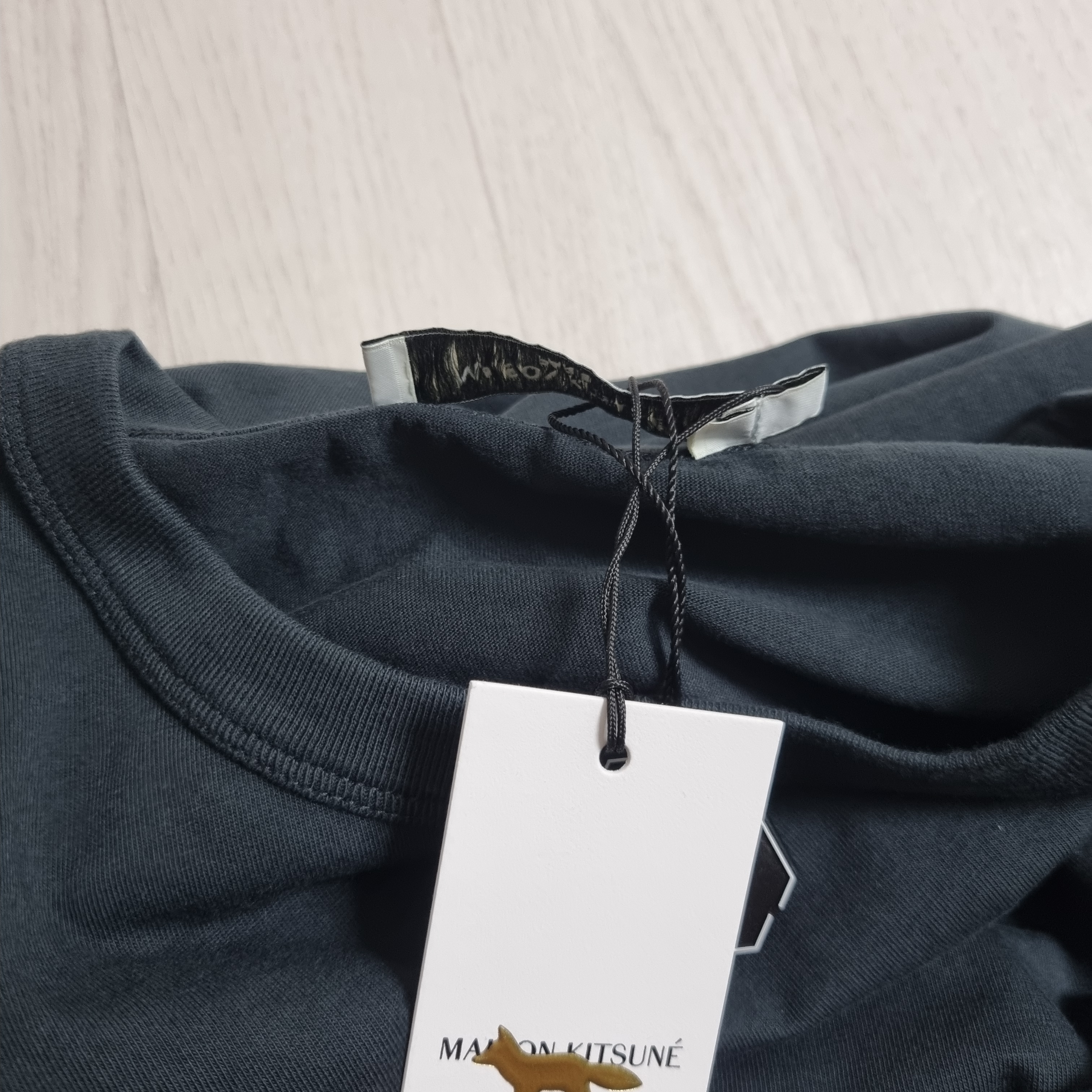 Maison Kitsune Double Fox Head Patch Classic T-Shirt Anthracite 착용 스타일 - 2