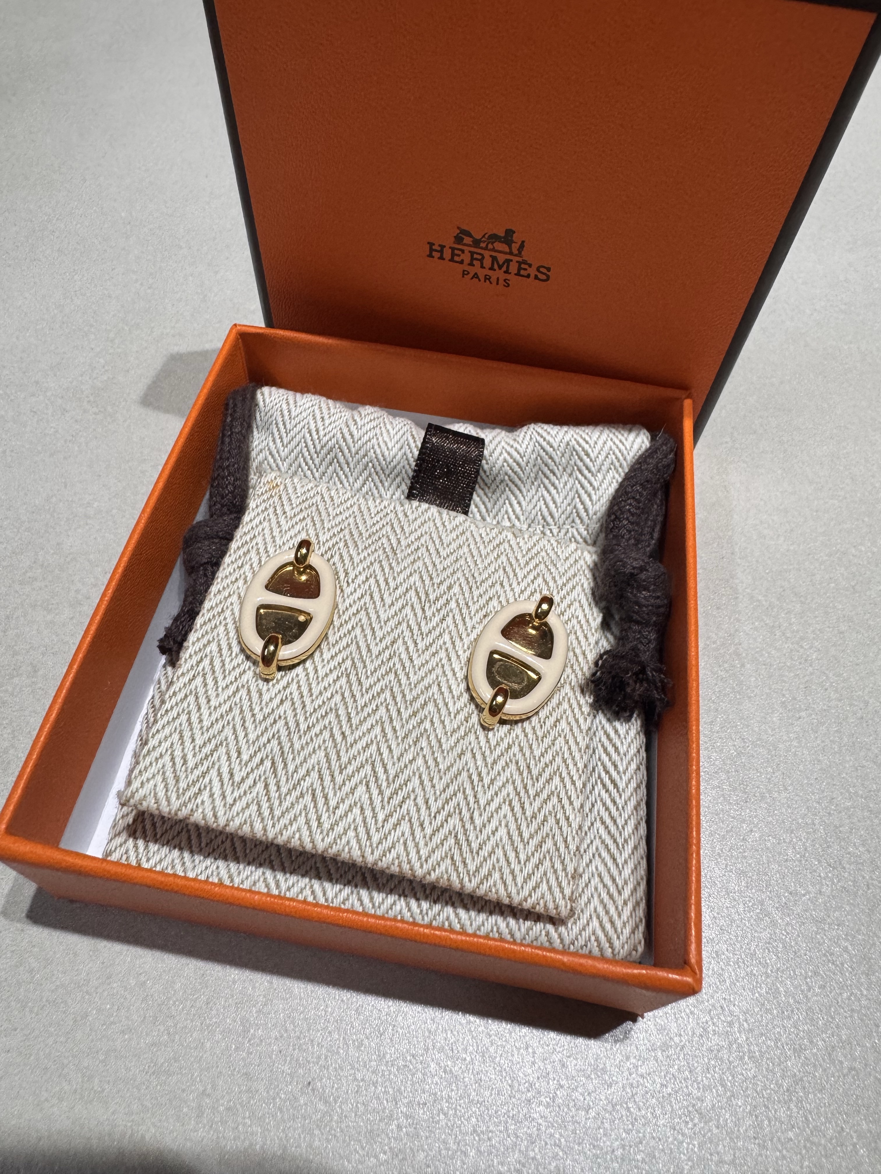 (W) Celine Triomphe Asymmetric Hoops Earrings in Brass with Gold Finish Gold 착용 스타일 - 2