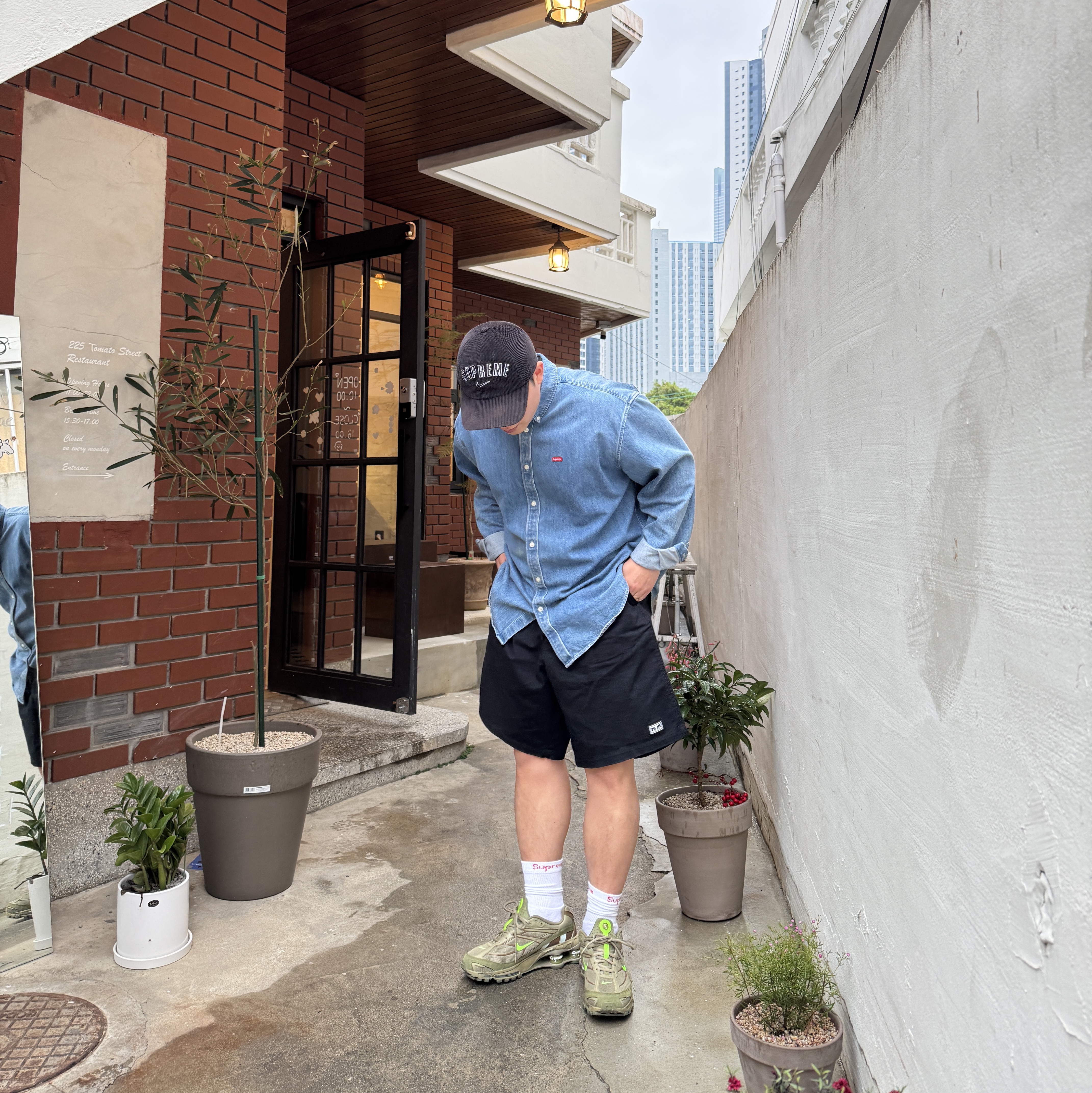 Nike x Supreme Shox Ride 2 SP Neutral Olive, Supreme Small Box Shirt Denim - 23FW 착용 스타일 - 2