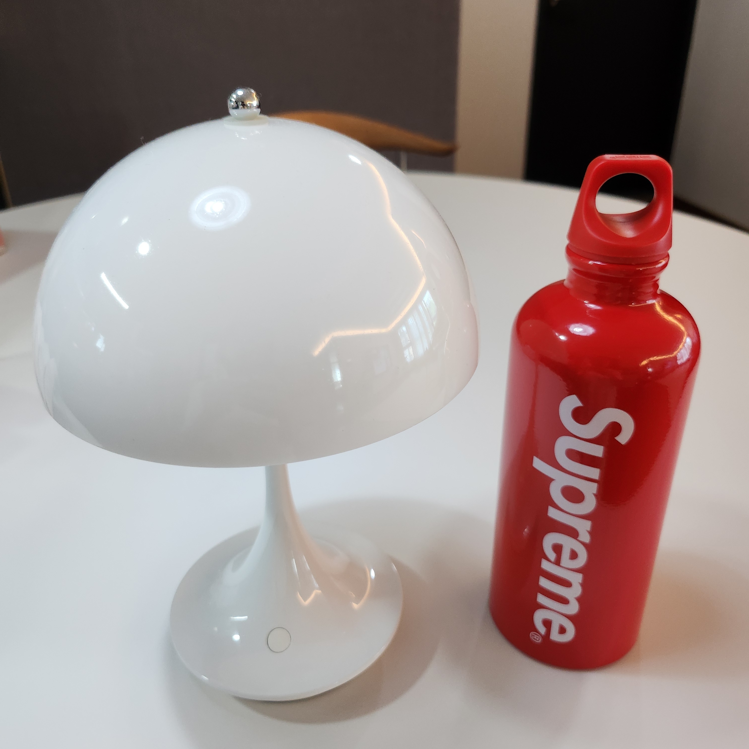 Supreme x Sigg Traveller 0.6L Water Bottle Red - 23SS 착용 스타일 - 3