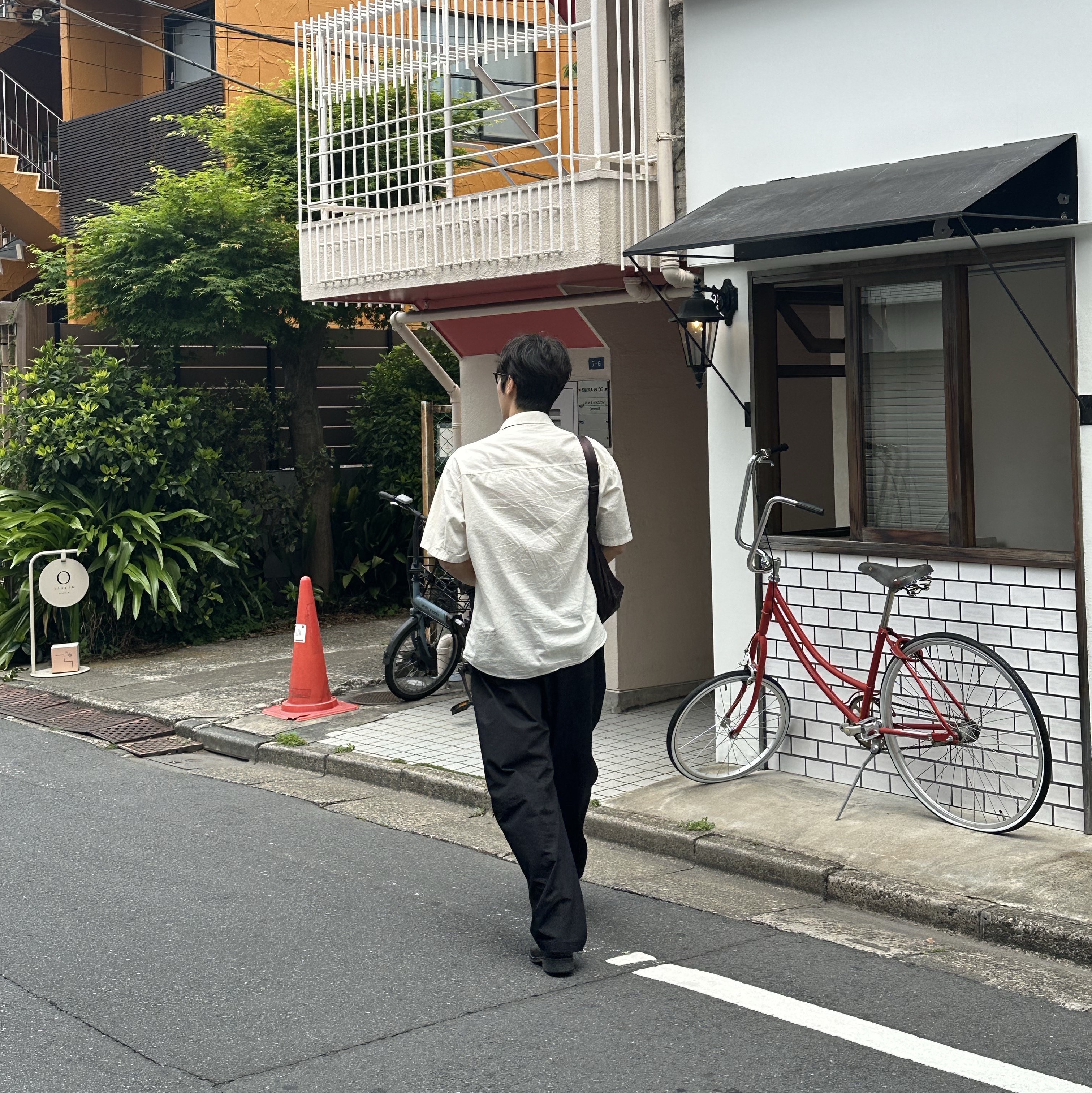 Amomento Curved Zip Pants Black - 25SS 착용 스타일 - 2