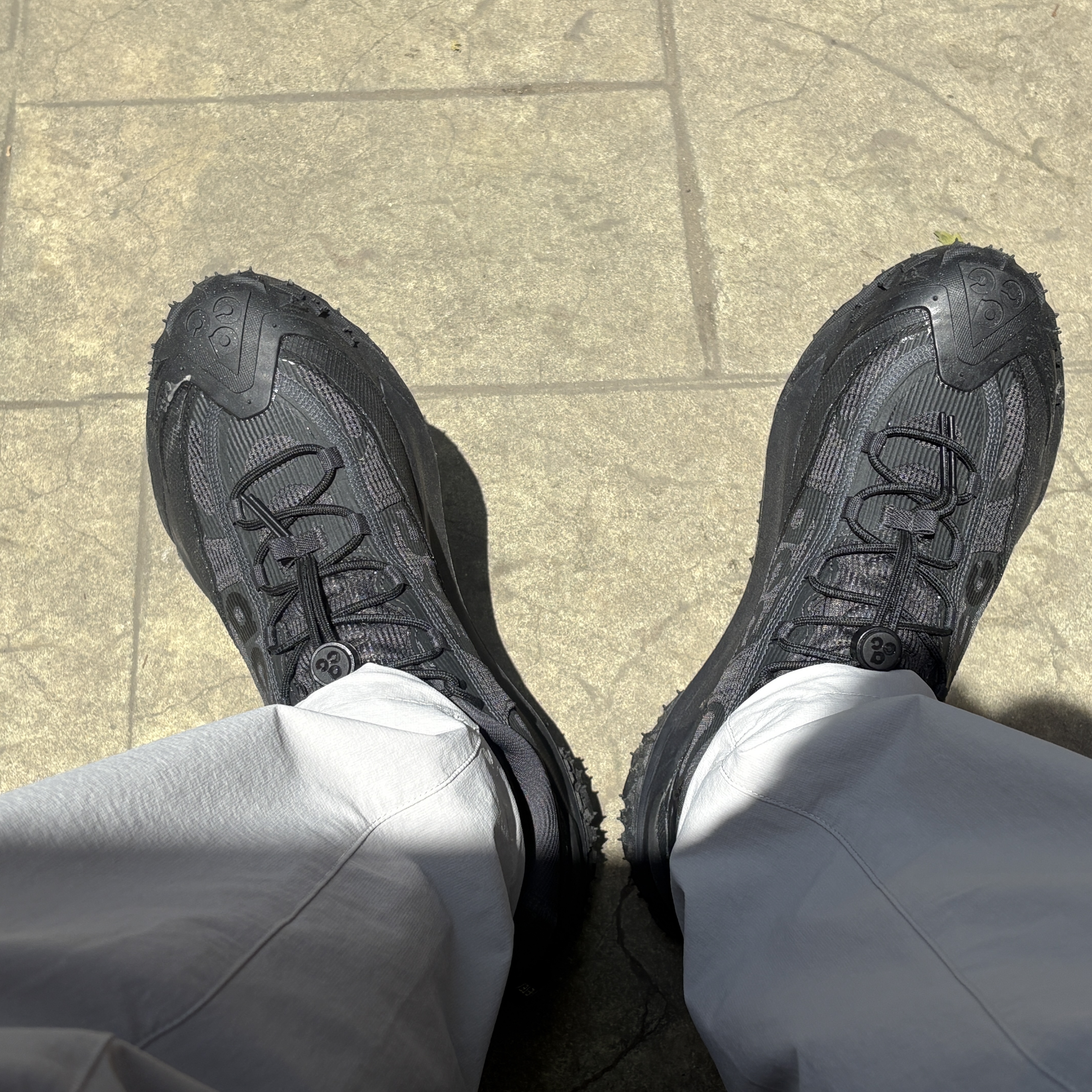 Nike ACG Mountain Fly 2 Low Gore-Tex Black and Dark Smoke Grey 착용 스타일