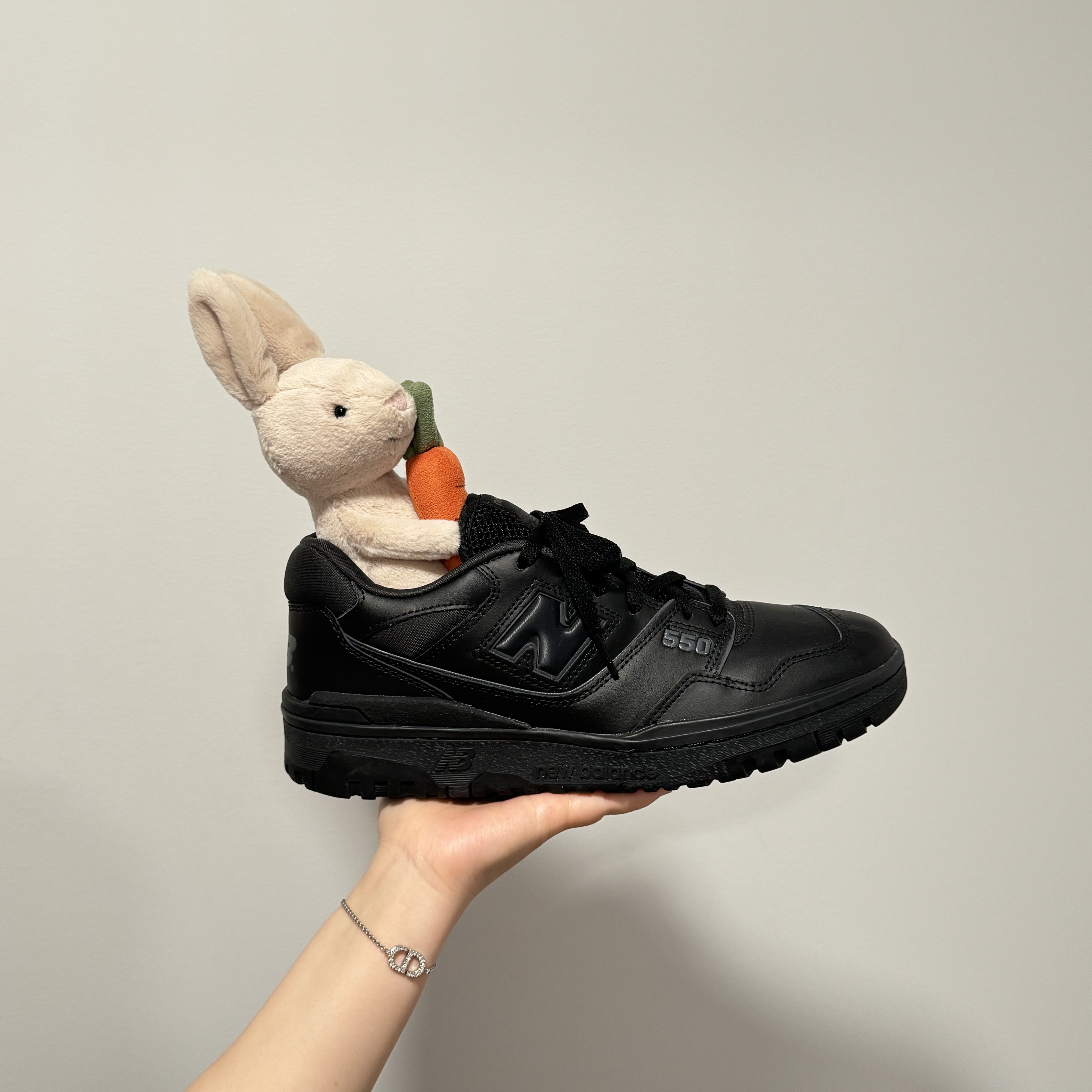 New Balance 550 Triple Black - D Standard 착용 스타일