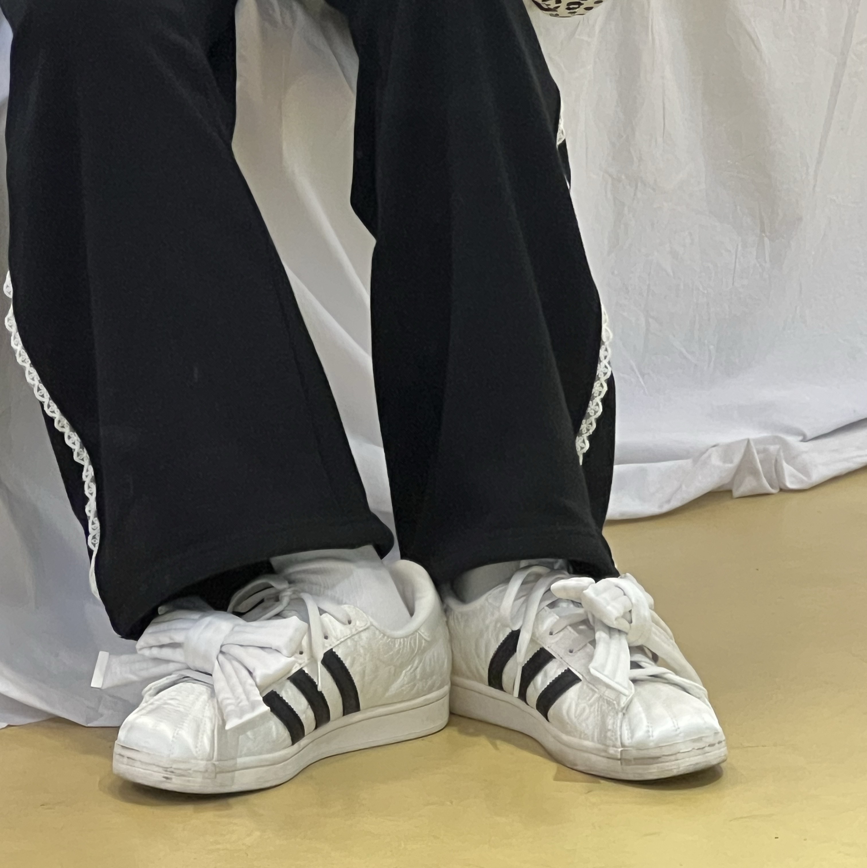 (W) Adidas x Caroline Hu Superstar Core White Core Black 착용 스타일 - 3
