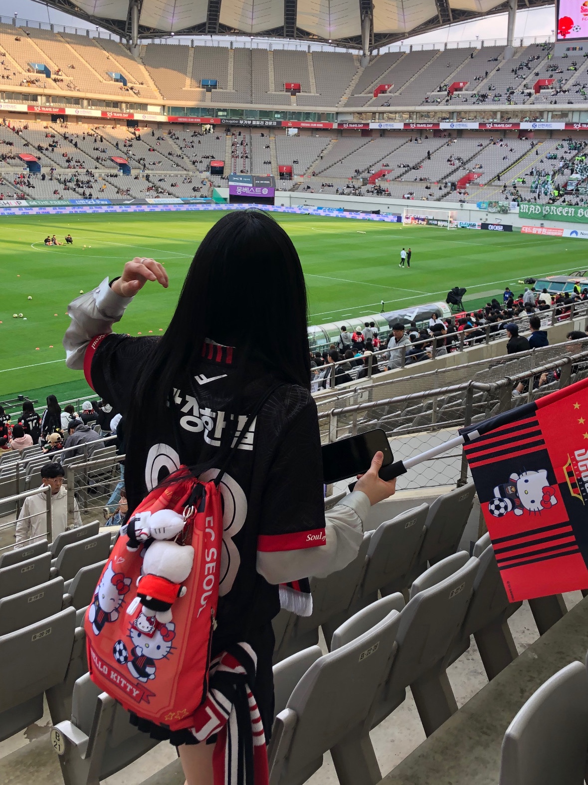 K League x Sanrio Characters 2025 Gym Sack Hello Kitty FC Seoul Red, K League x Sanrio Characters 2025 Muffler Hello Kitty FC Seoul Red 착용 스타일 - 1