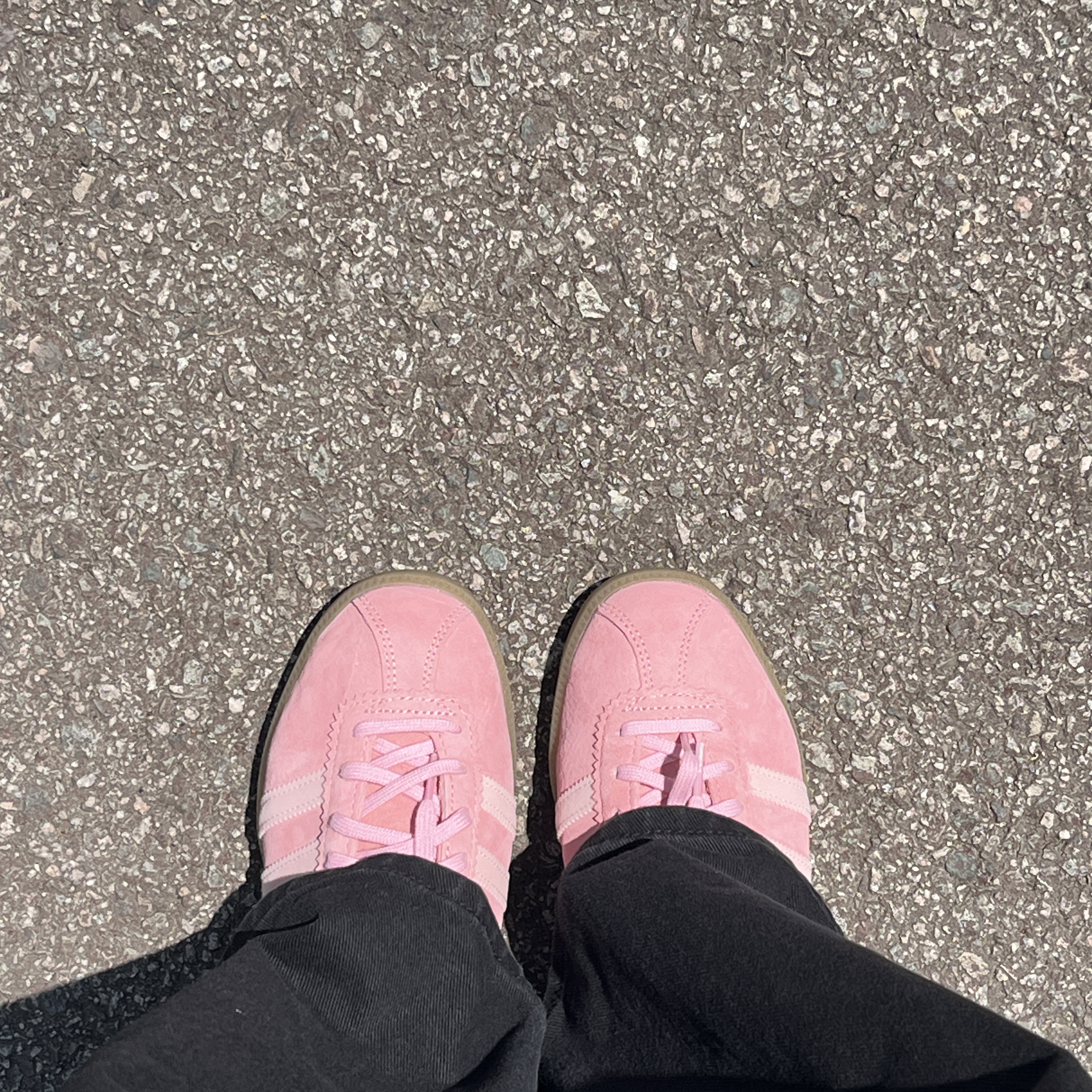 Adidas Bermuda Glow Pink 착용 스타일 - 1
