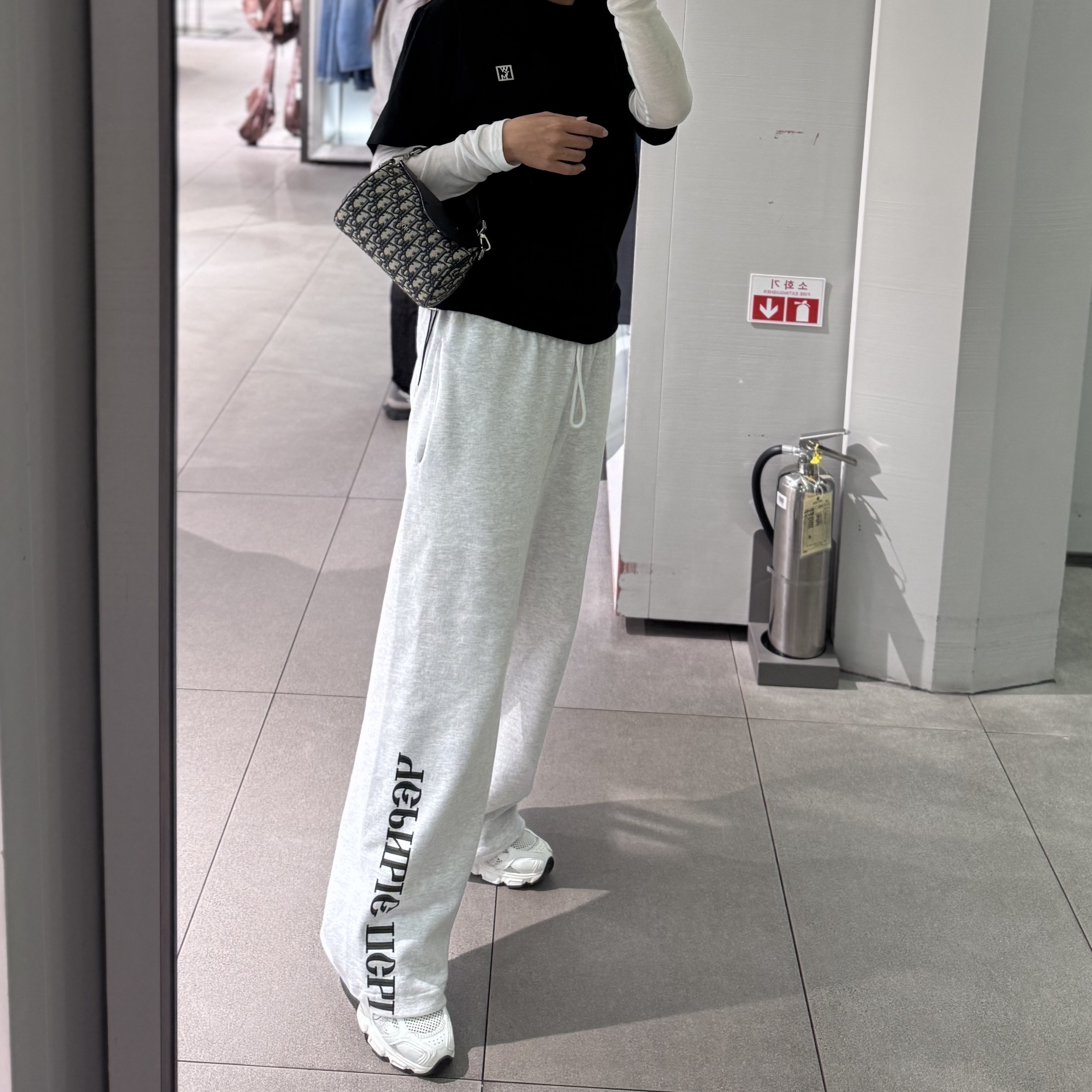 Yeezy x Gosha Rubchinskiy YZY Black Dogs Jogger Heather Grey, Wooyoungmi String T-Shirt Black - 25SS 착용 스타일