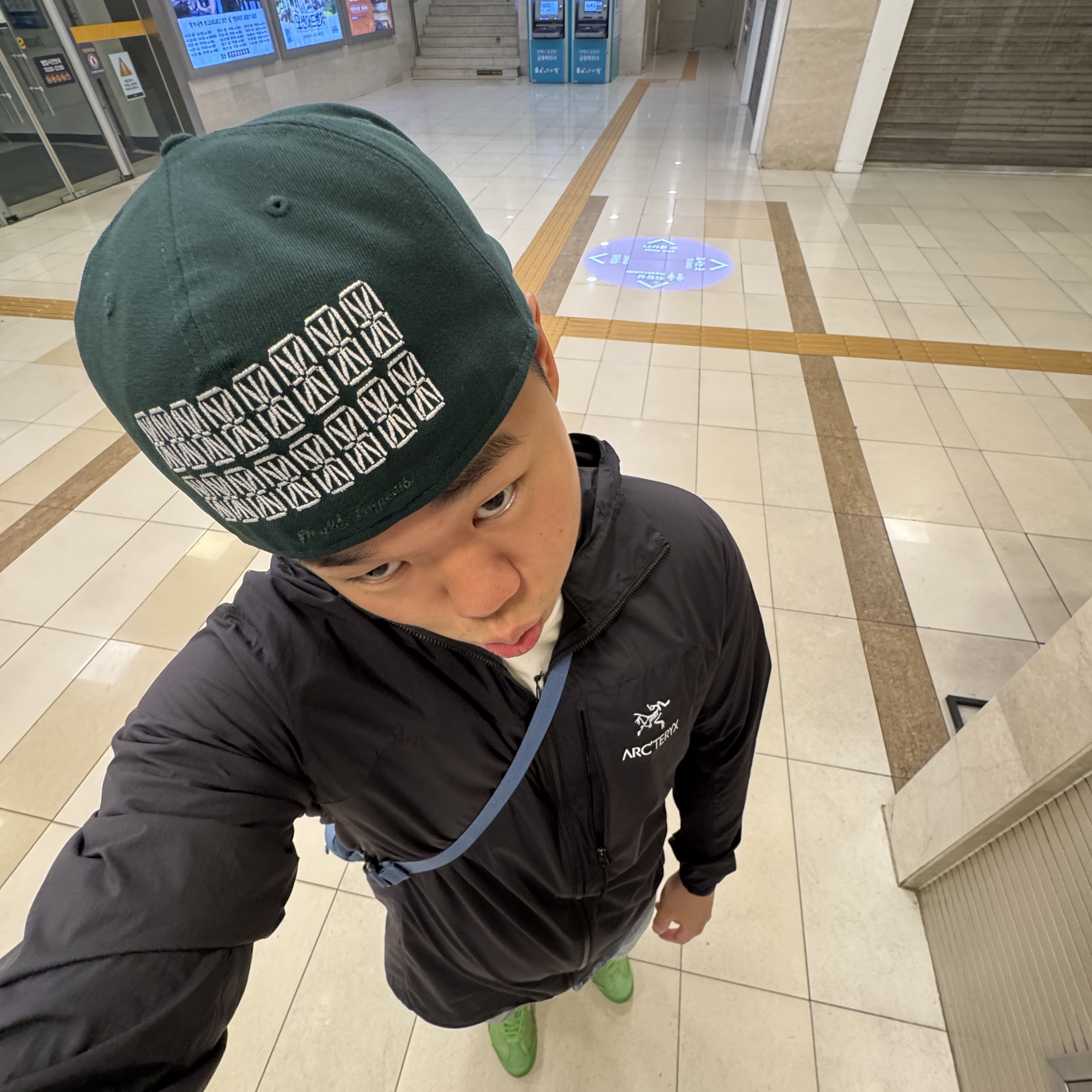 Supreme Sharpie Box Logo New Era Dark Green - 24SS, Onitsuka Tiger Mexico 66 Garden Green Pure Silver 착용 스타일 - 1
