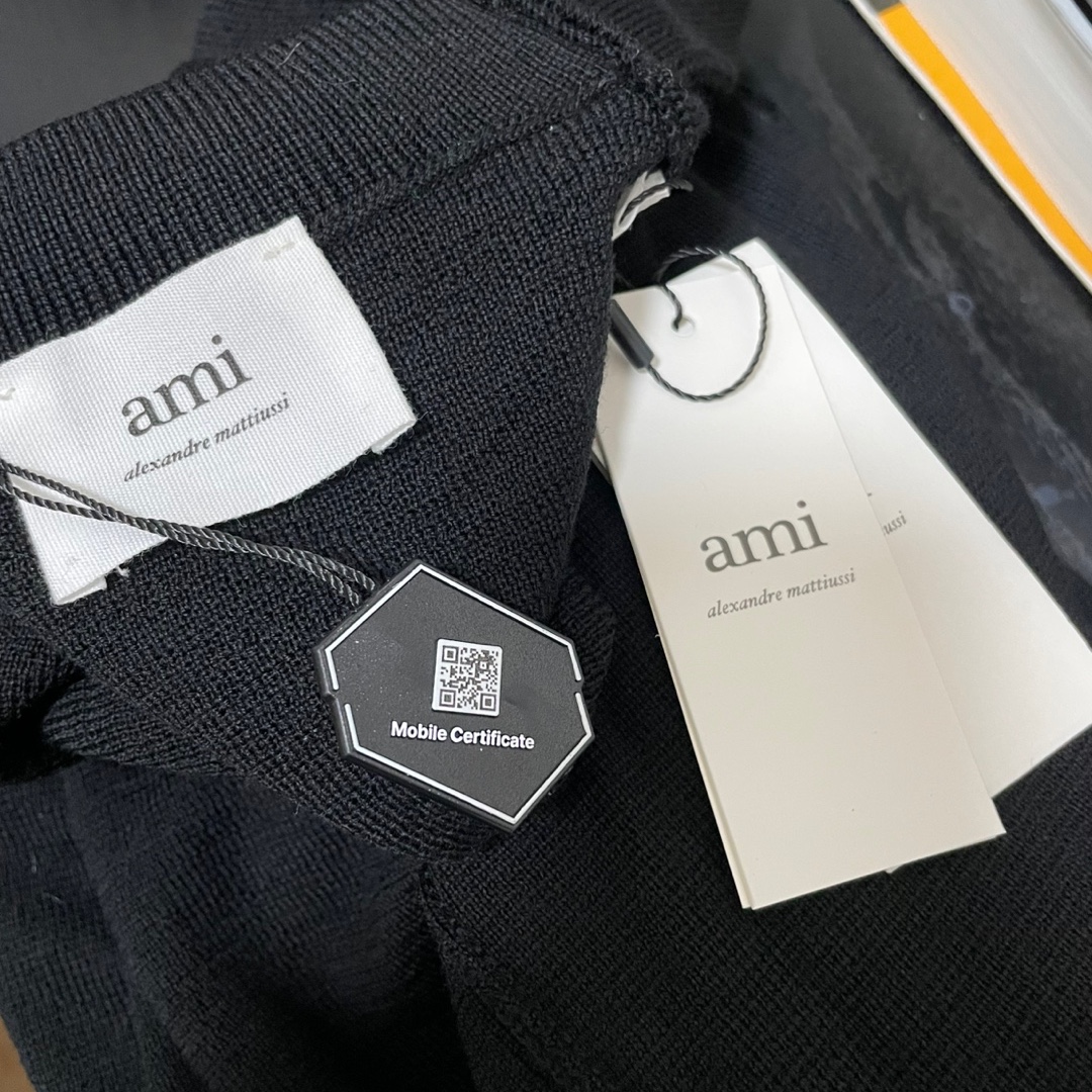 AMI de Coeur Wool Cardigan Black 착용 스타일 - 6
