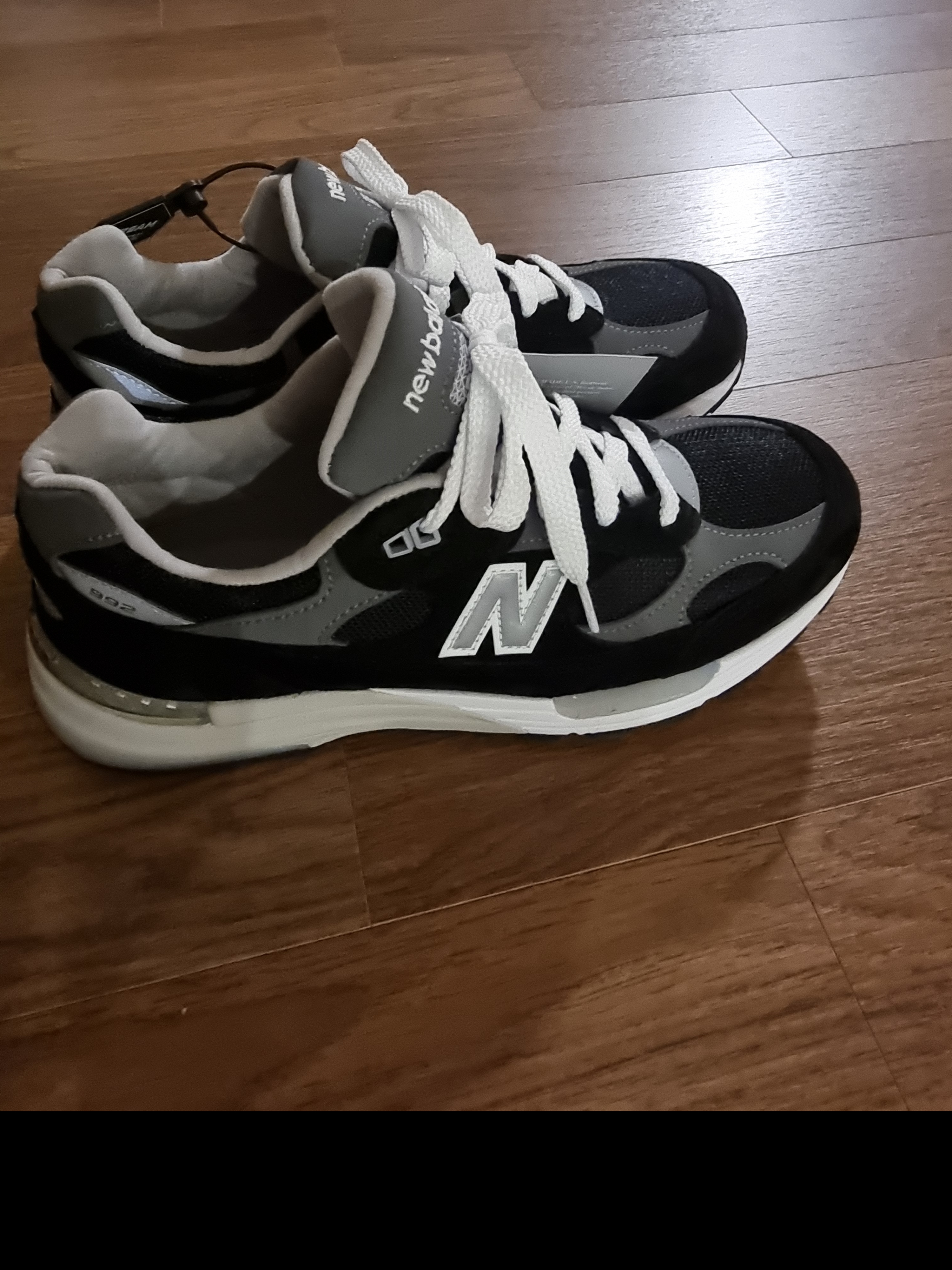 New Balance 992 Made in USA Core Black Grey 착용 스타일 - 1