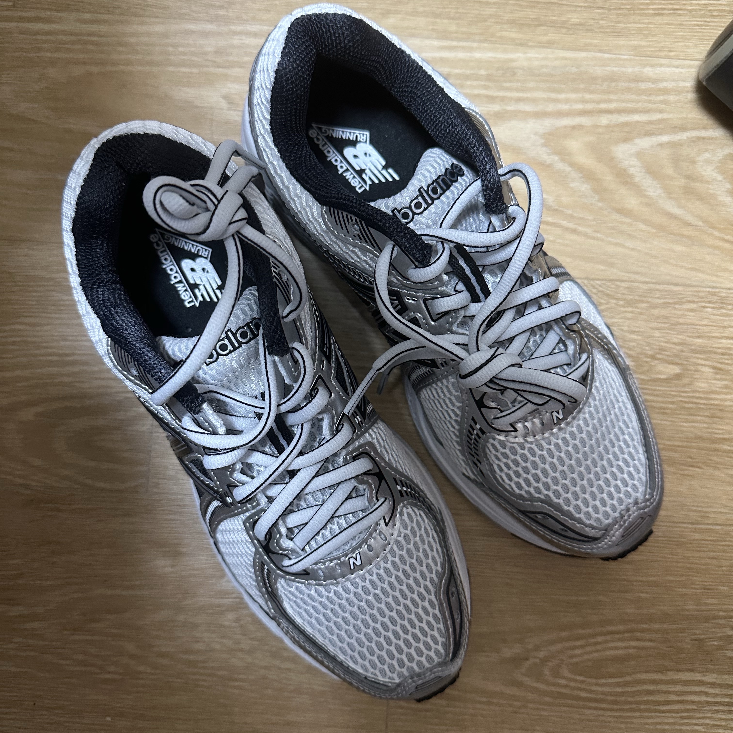 New Balance 860v2 White Black 착용 스타일 - 1