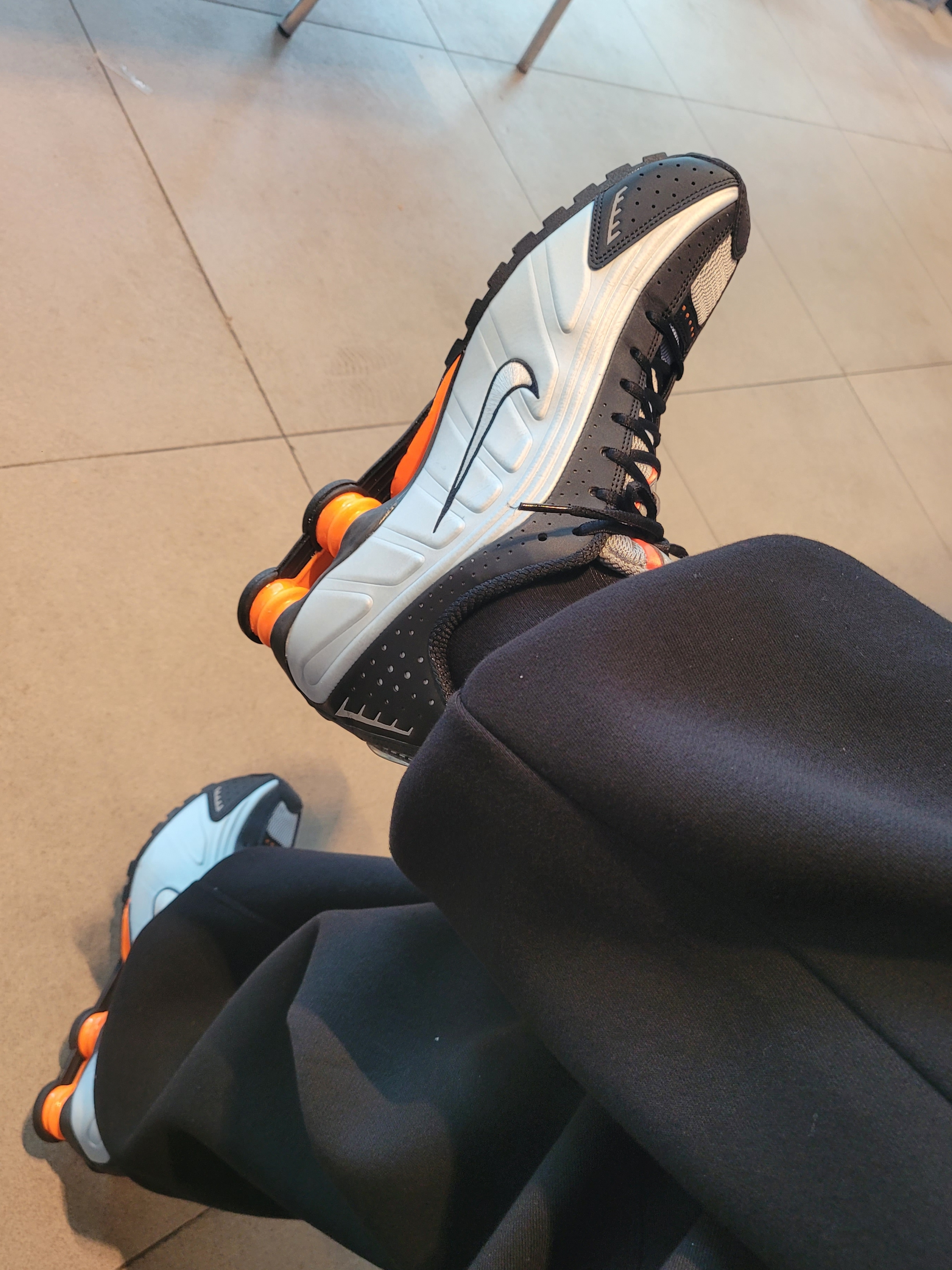 (W) Nike Shox R4 Blue Tint Total Orange, Undermycar Mu.112 Original Logo Curve Line Stitch Bonded Sweat Pants Black 착용 스타일 - 4